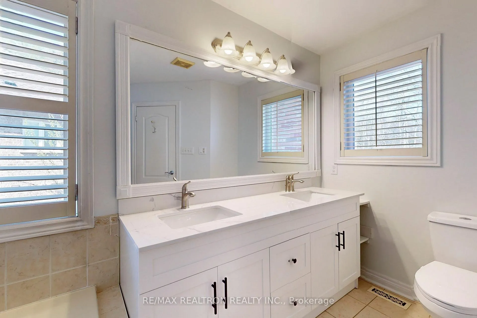 Photo 12 of 83 Gamble Glen Crescent, Richmond Hill, Westbrook — HOMEH