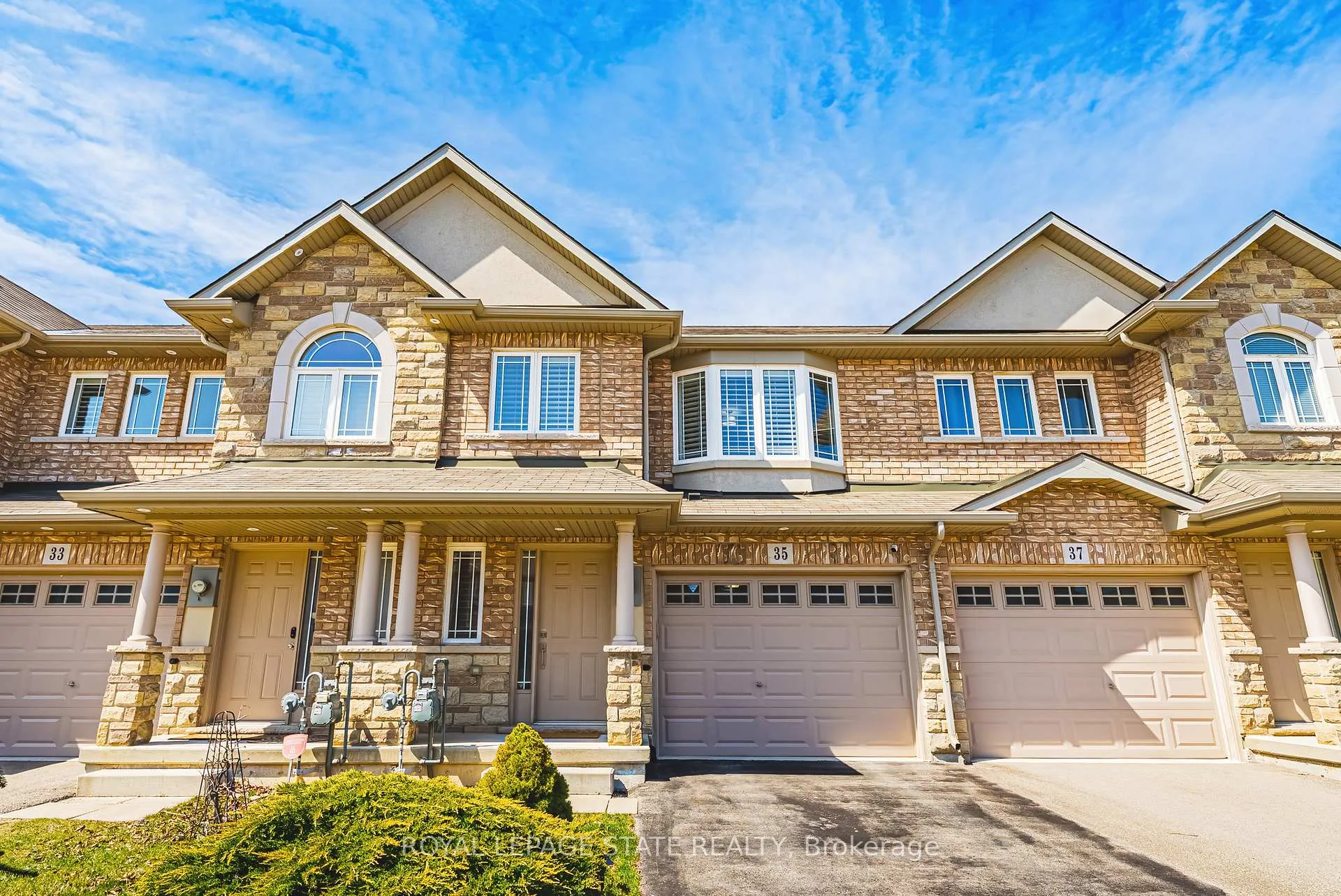Front of 35 Charleswood Crescent