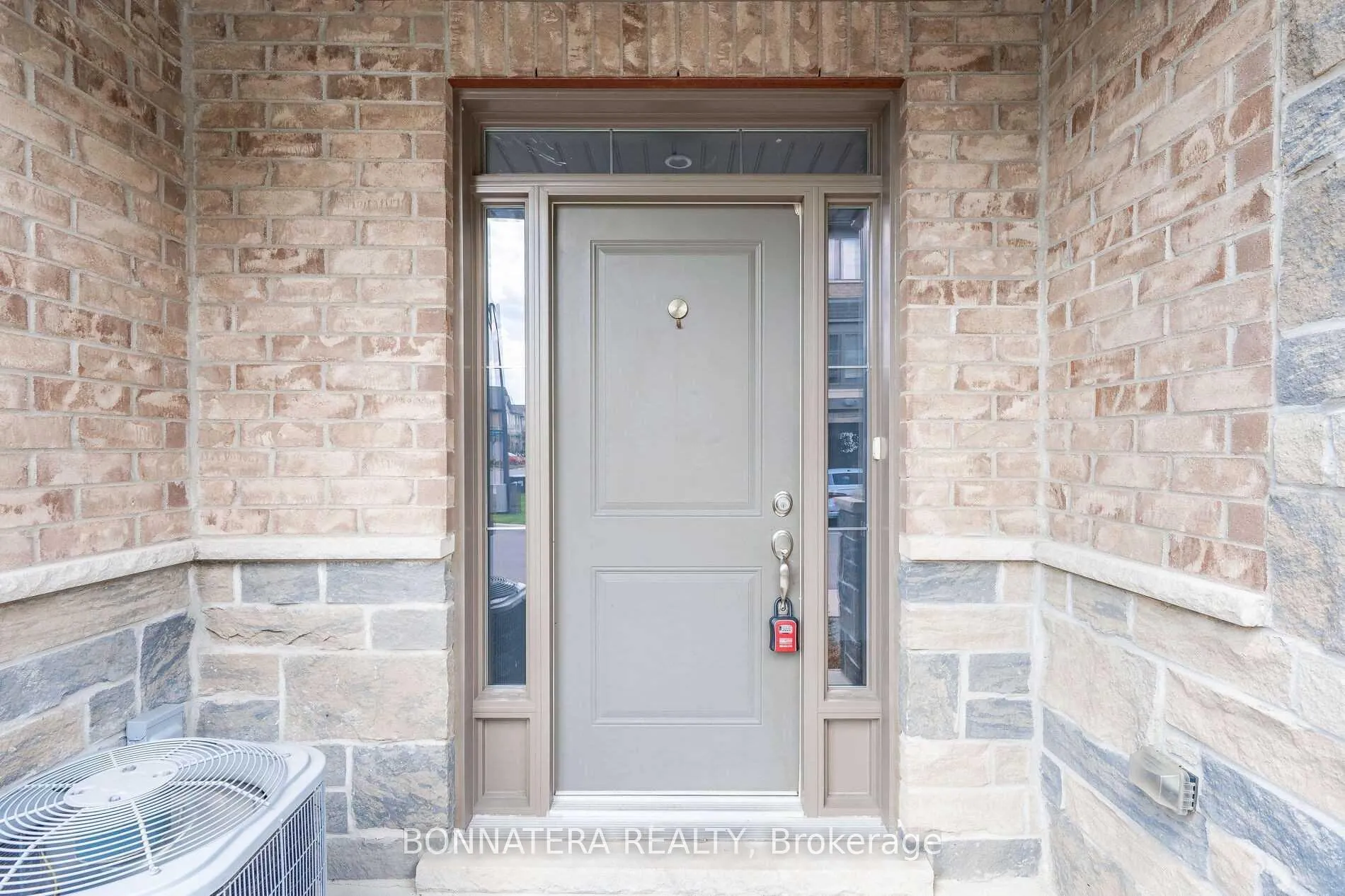 Photo 2 of 7 Lakefront Drive, Hamilton, Stoney Creek — HOMEH