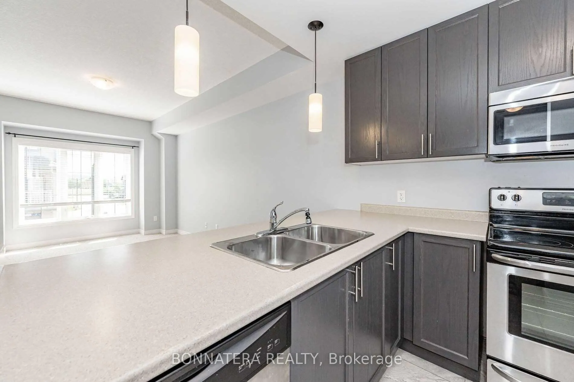 Photo 9 of 7 Lakefront Drive, Hamilton, Stoney Creek — HOMEH