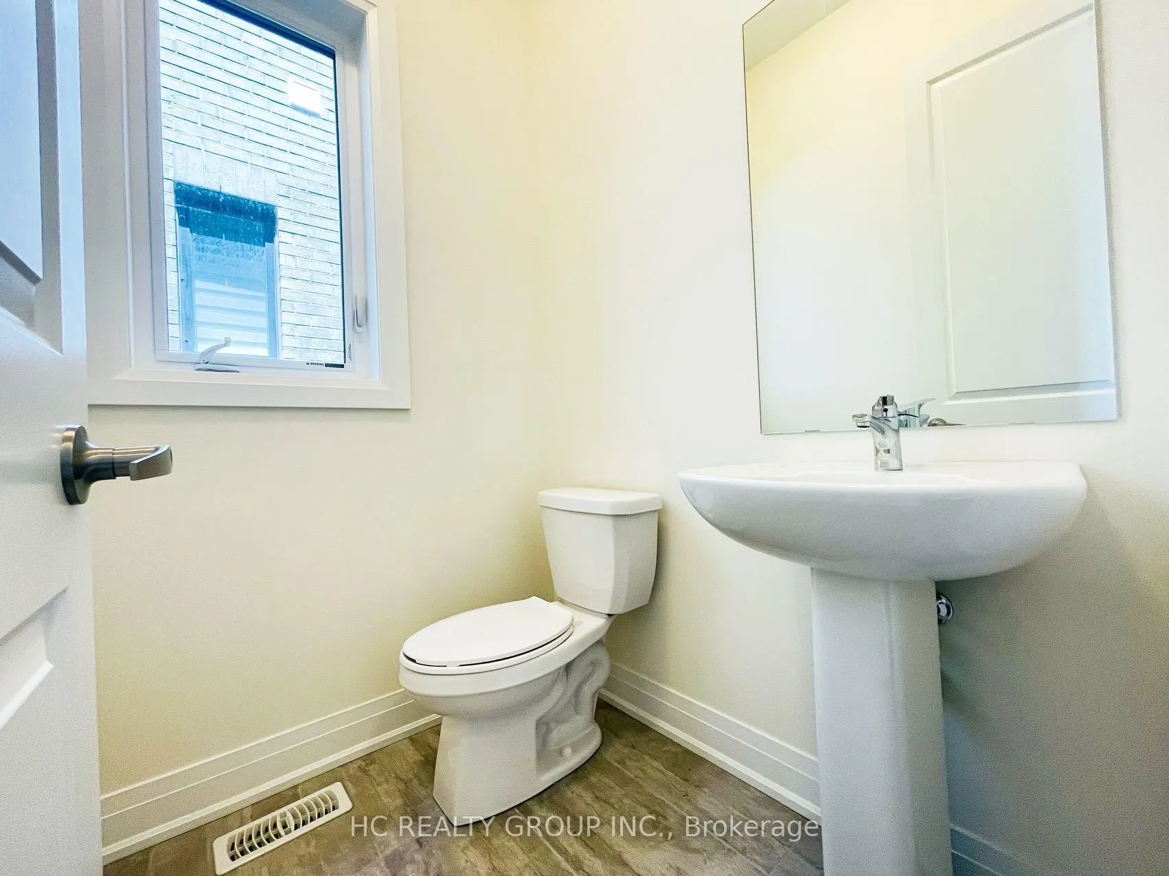 Photo 5 of 115A Bond Crescent, Richmond Hill, Oak Ridges — HOMEH