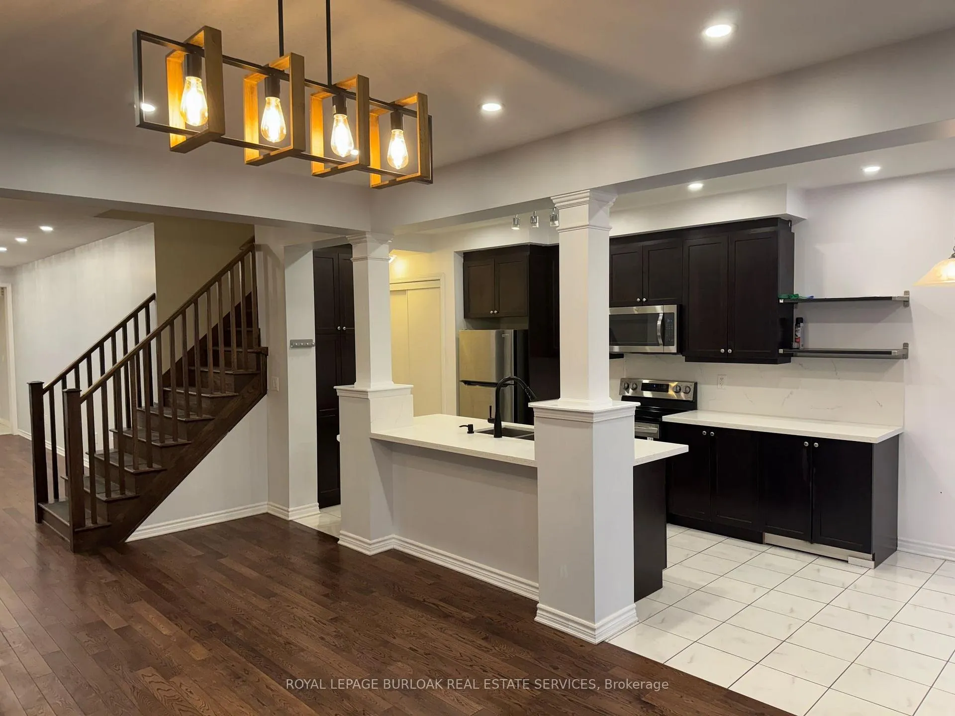 Photo 4 of 209 Stillwater Crescent, Hamilton, Waterdown — HOMEH