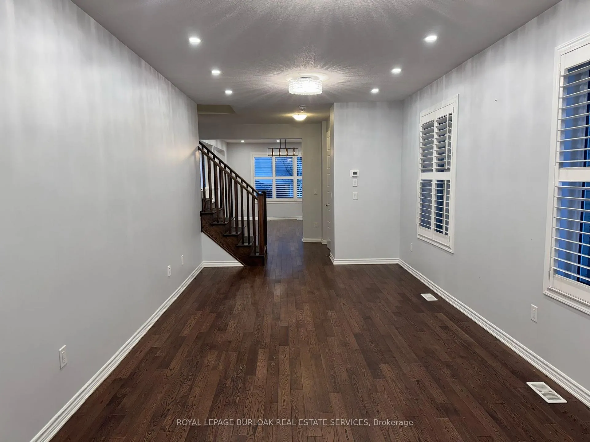 Photo 5 of 209 Stillwater Crescent, Hamilton, Waterdown — HOMEH