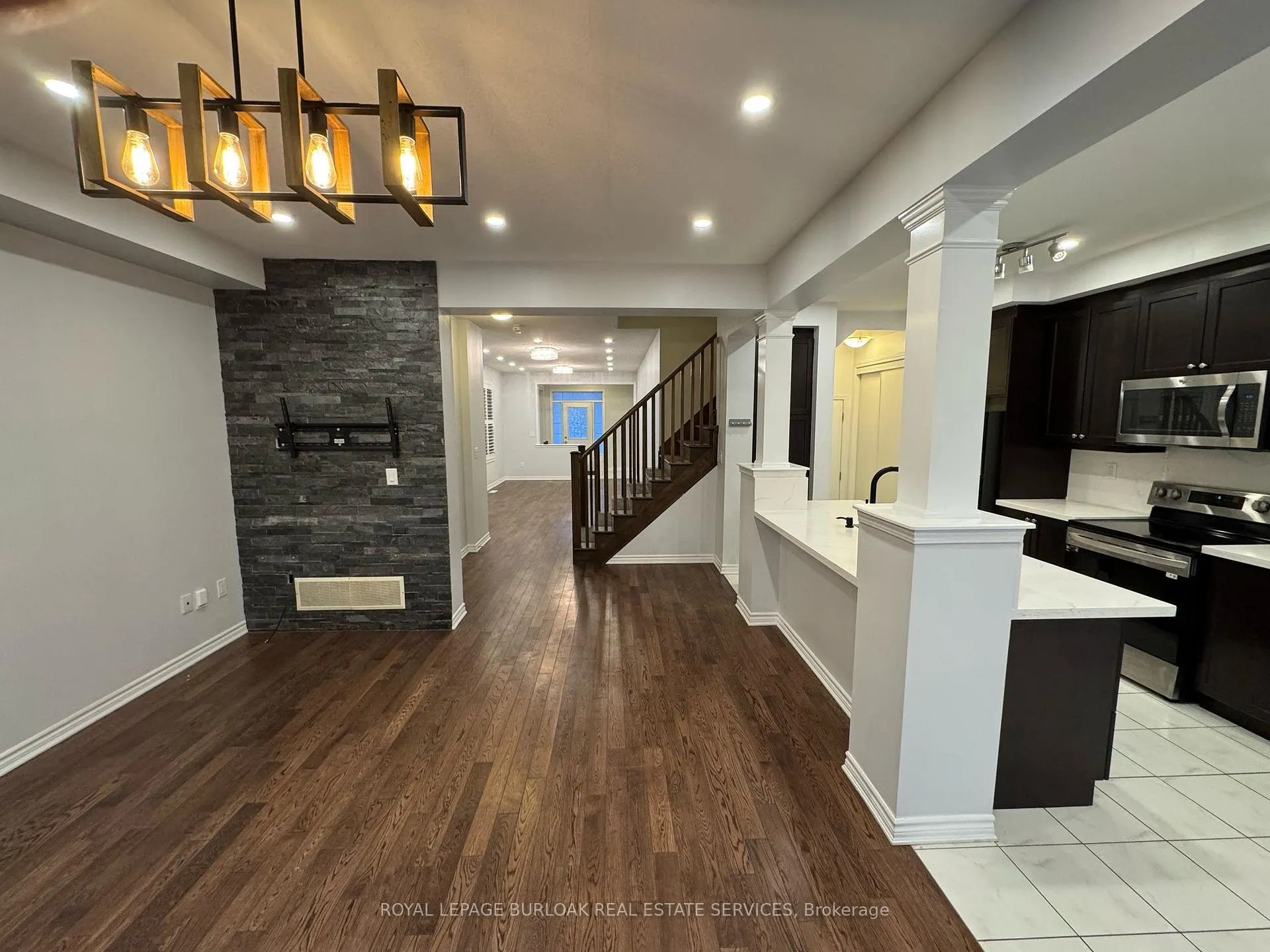 Photo 8 of 209 Stillwater Crescent, Hamilton, Waterdown — HOMEH