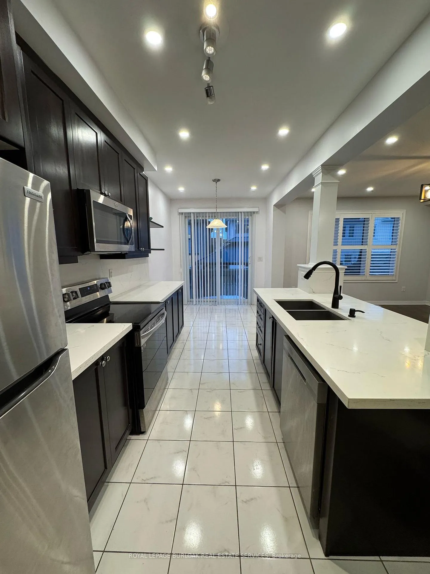 Photo 9 of 209 Stillwater Crescent, Hamilton, Waterdown — HOMEH