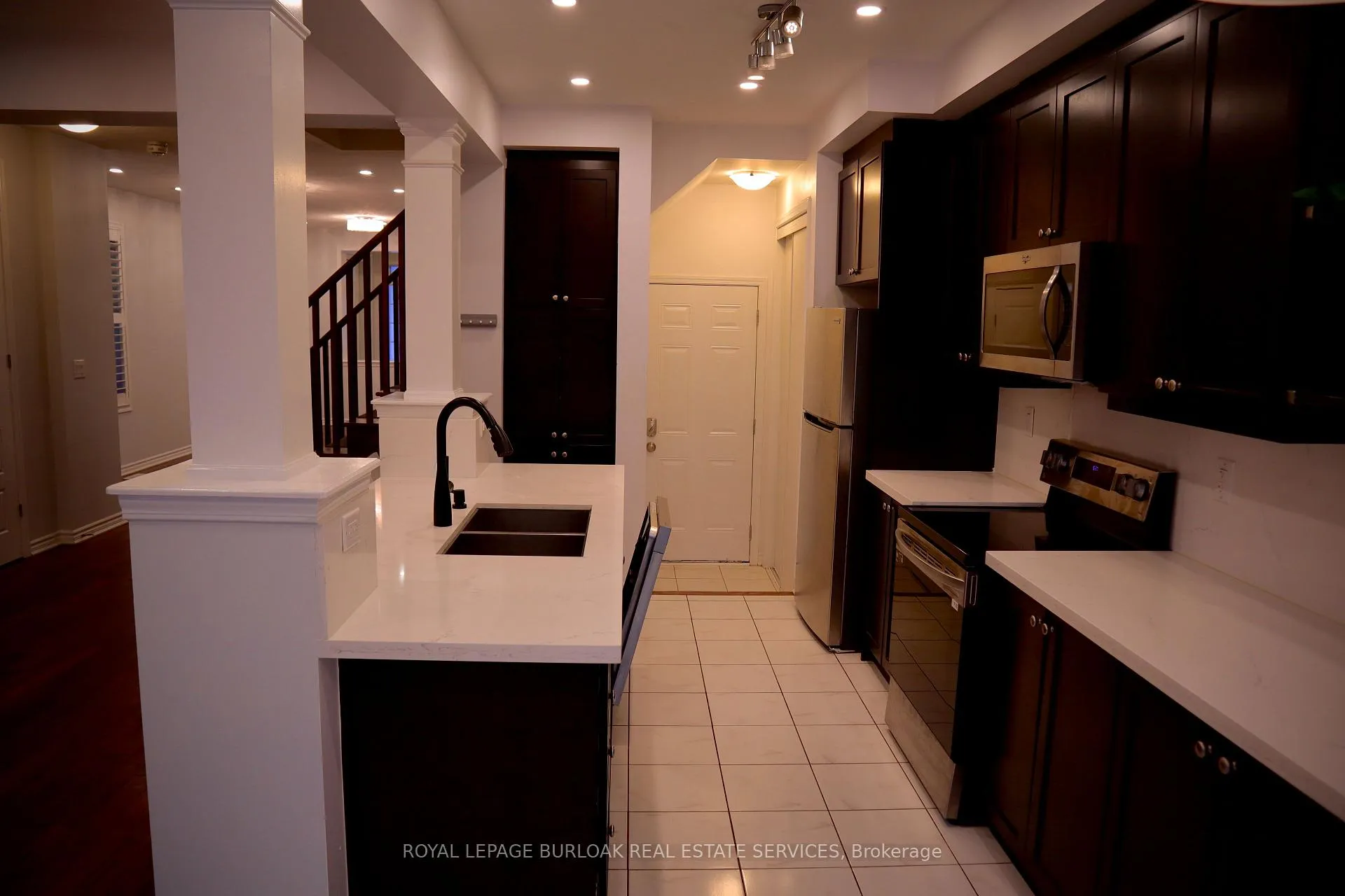 Photo 10 of 209 Stillwater Crescent, Hamilton, Waterdown — HOMEH