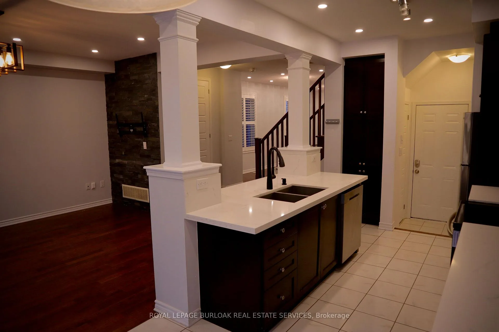 Photo 13 of 209 Stillwater Crescent, Hamilton, Waterdown — HOMEH