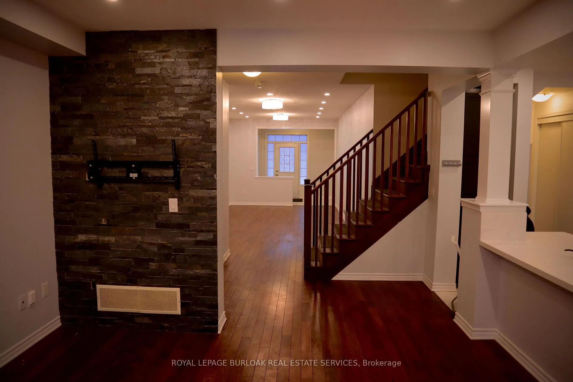 Photo 14 of 209 Stillwater Crescent, Hamilton, Waterdown — HOMEH