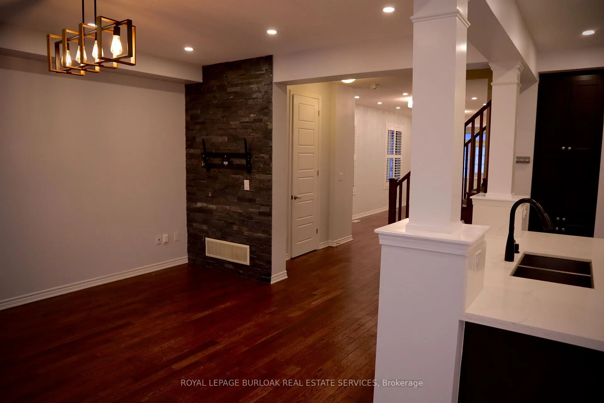 Photo 15 of 209 Stillwater Crescent, Hamilton, Waterdown — HOMEH