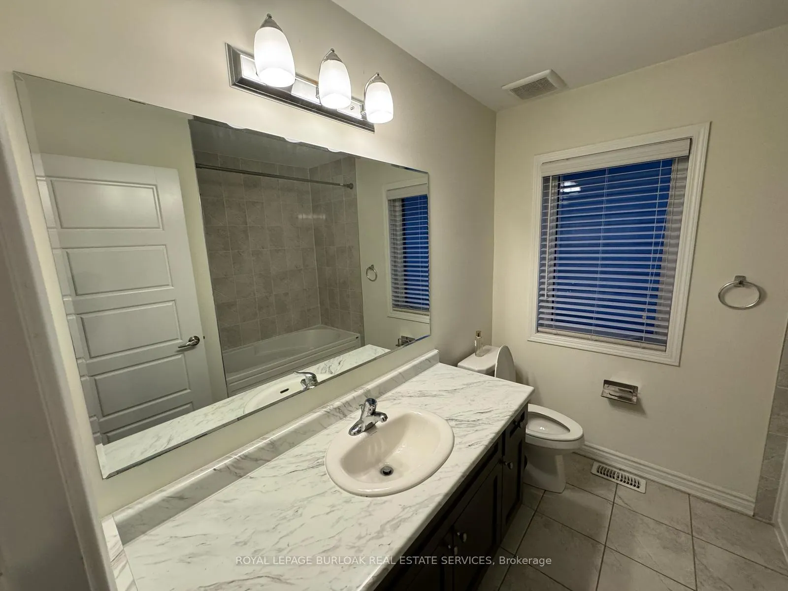 Photo 21 of 209 Stillwater Crescent, Hamilton, Waterdown — HOMEH