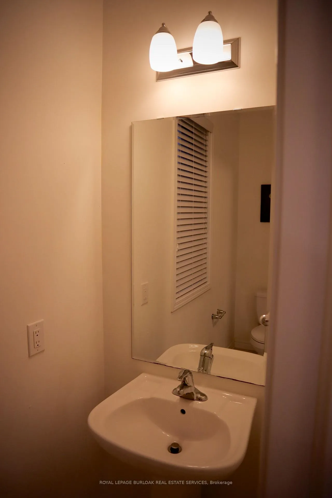 Photo 24 of 209 Stillwater Crescent, Hamilton, Waterdown — HOMEH