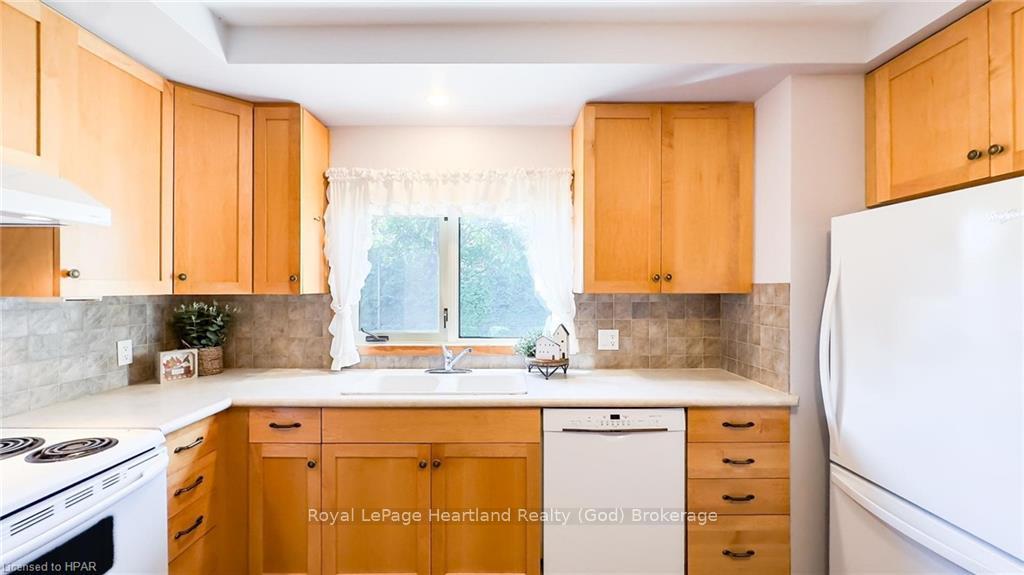 Photo 11 of 244 Catherine Street, Goderich, Goderich (Town) — HOMEH