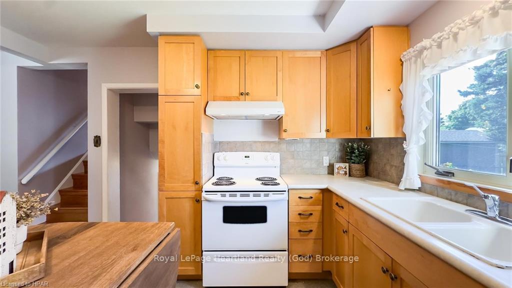 Photo 12 of 244 Catherine Street, Goderich, Goderich (Town) — HOMEH