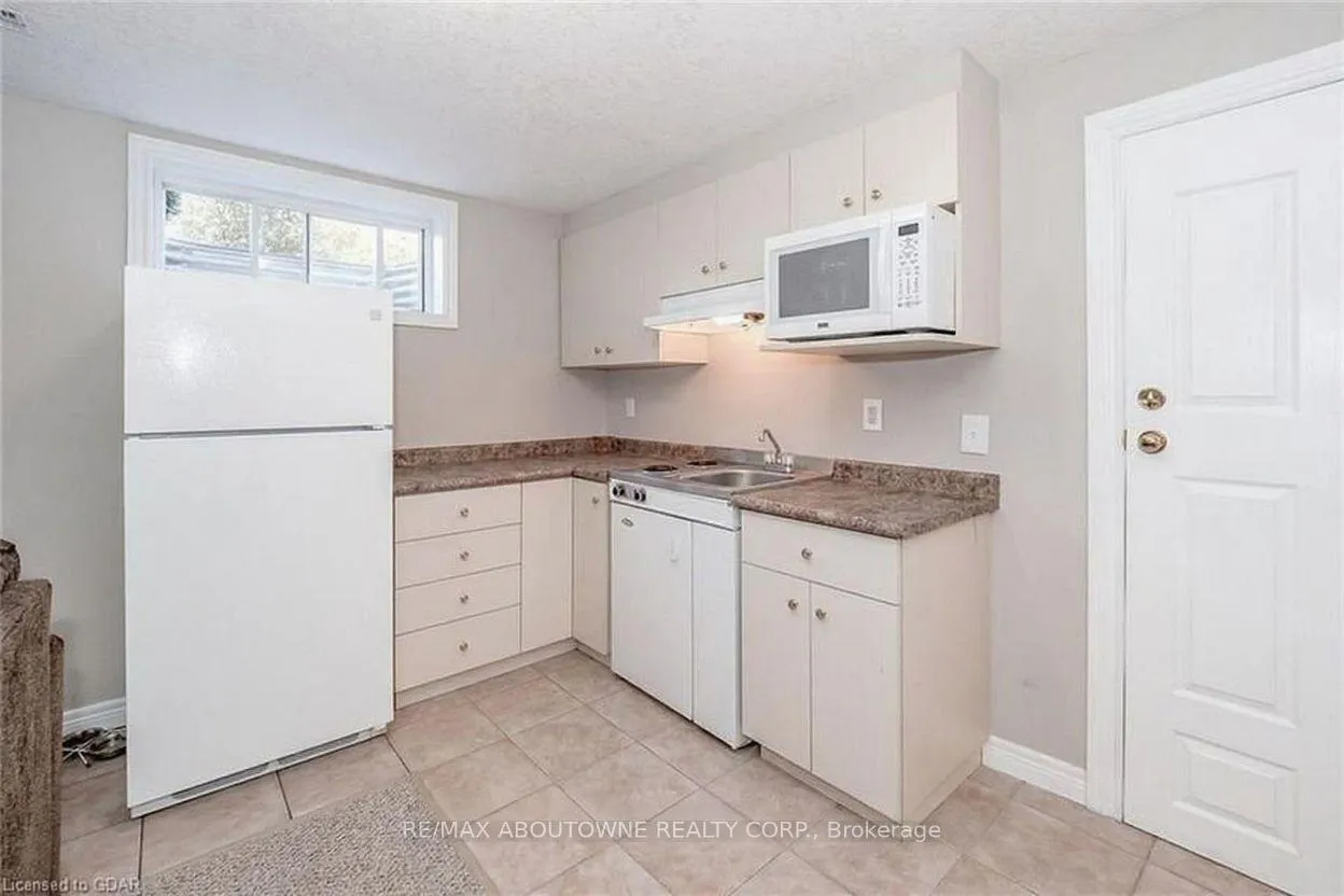 Photo 2 of 7 Clairfields Drive W, Guelph, Clairfields/Hanlon Business Park — HOMEH