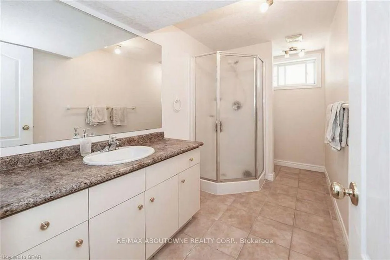 Photo 4 of 7 Clairfields Drive W, Guelph, Clairfields/Hanlon Business Park — HOMEH