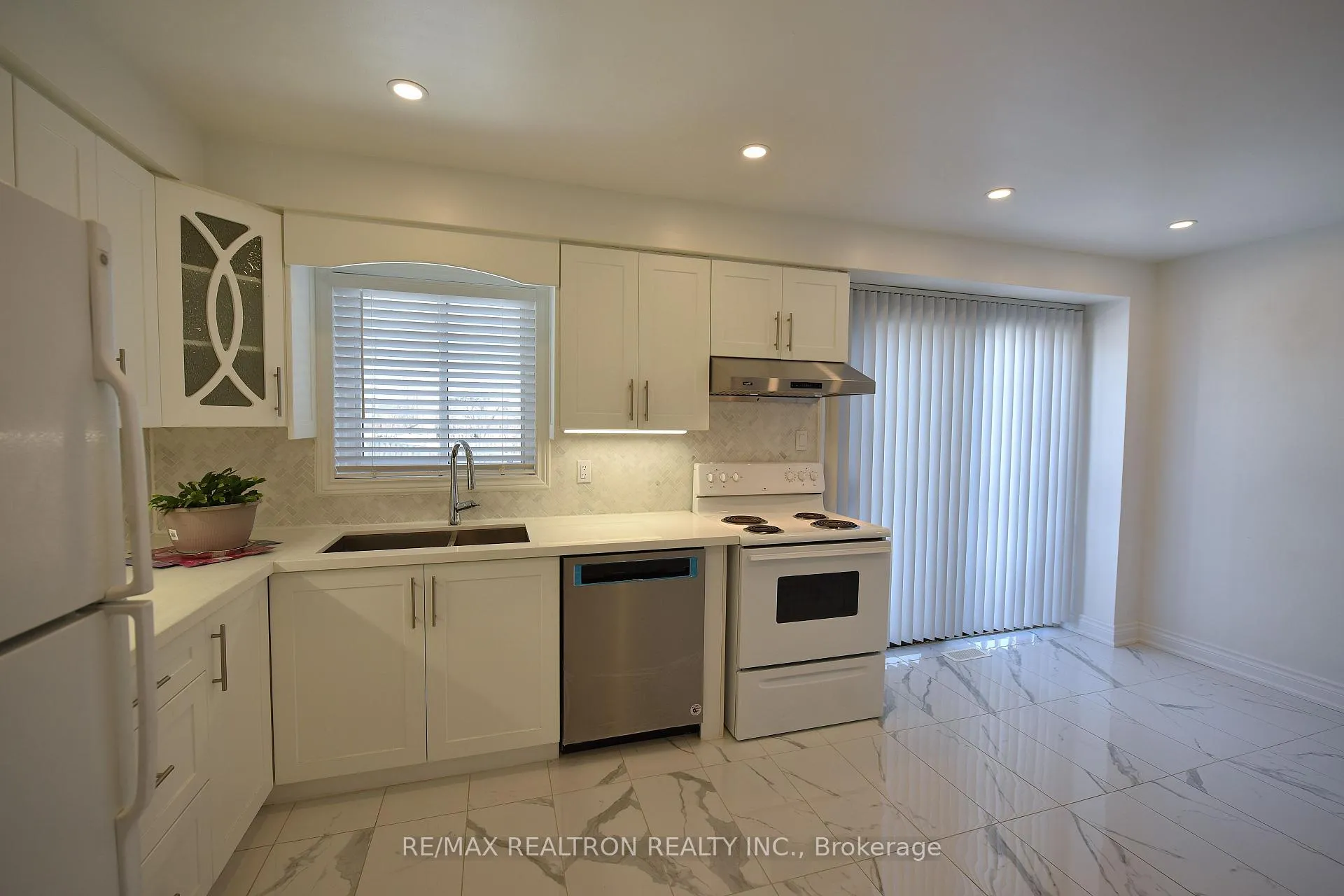 Photo 4 of 108 Rejane Crescent, Vaughan, Crestwood-Springfarm-Yorkhill — HOMEH