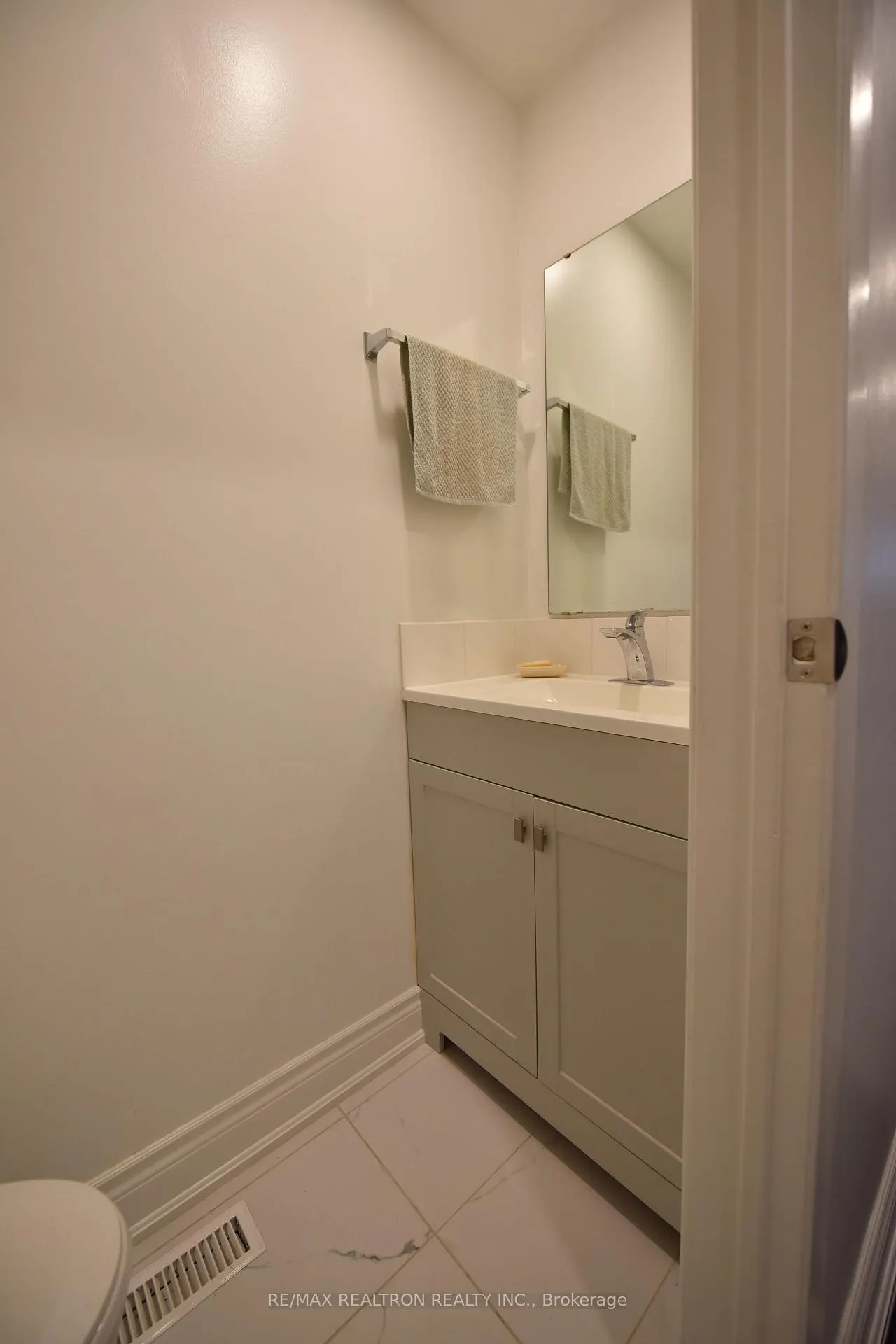 Photo 9 of 108 Rejane Crescent, Vaughan, Crestwood-Springfarm-Yorkhill — HOMEH
