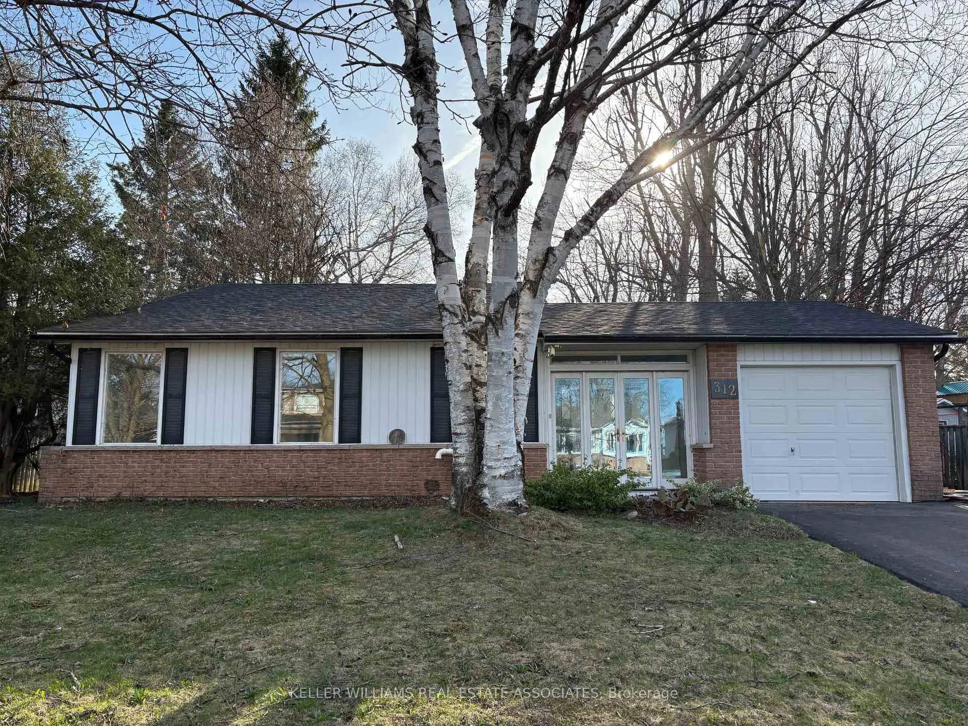 Front of 312 Pineview Gardens