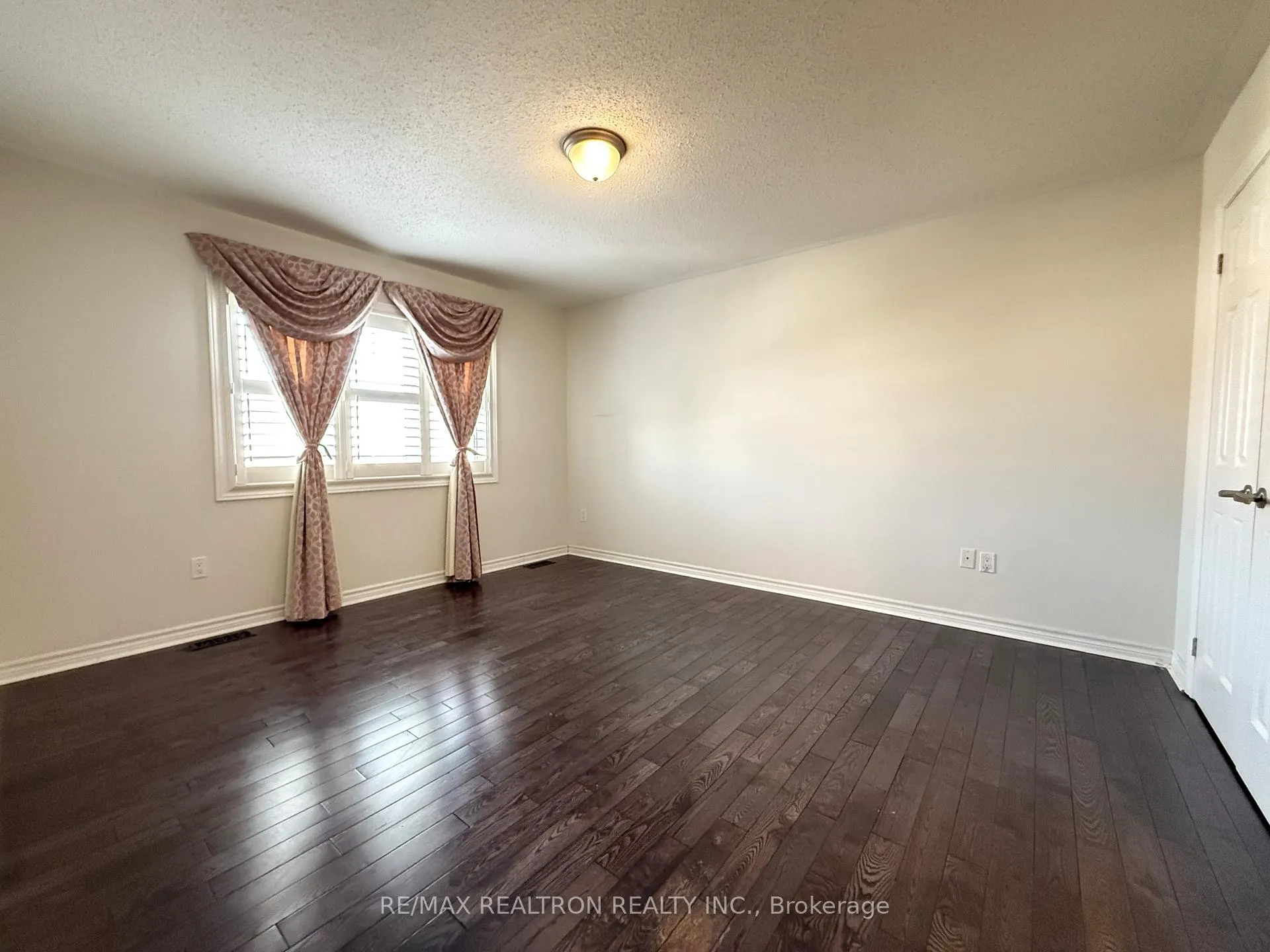 Photo 13 of 5 Dusk Drive, Brampton, Credit Valley — HOMEH