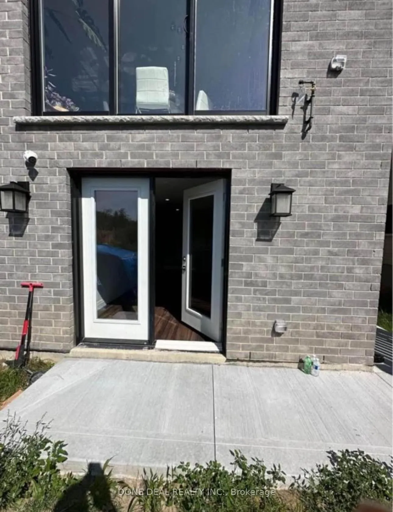Photo 2 of 115 Pondcliffe Drive, Kitchener — HOMEH