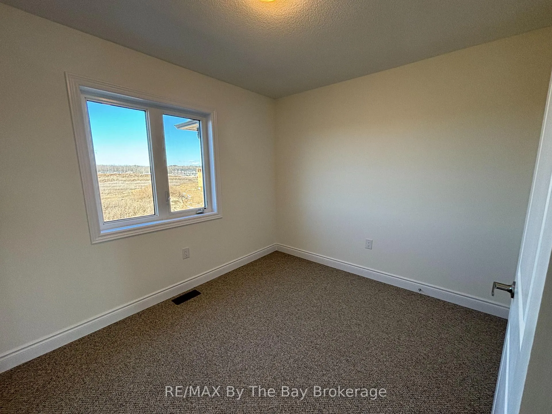 Photo 11 of 15 Carriage Lane, Wasaga Beach — HOMEH