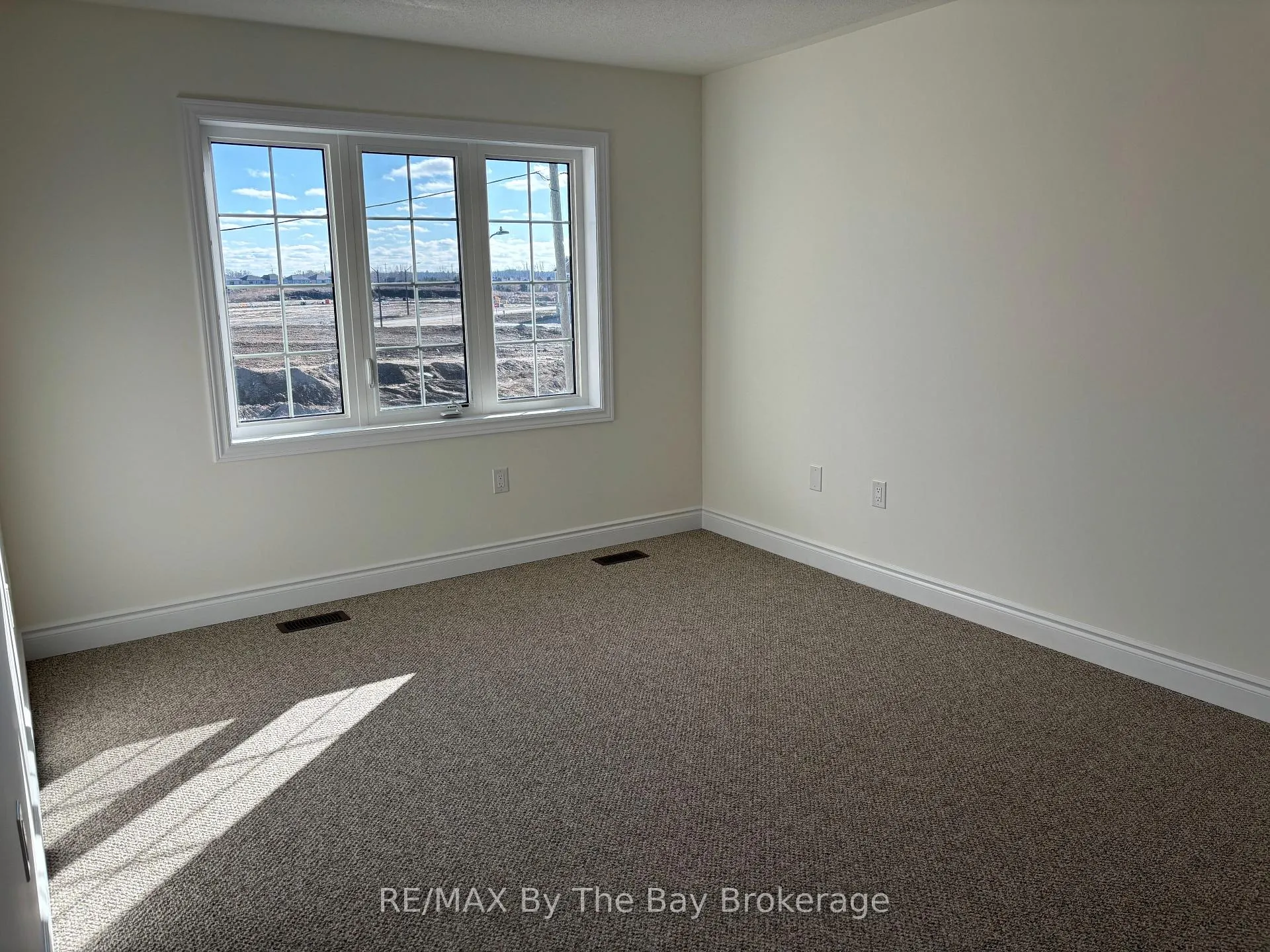 Photo 16 of 15 Carriage Lane, Wasaga Beach — HOMEH