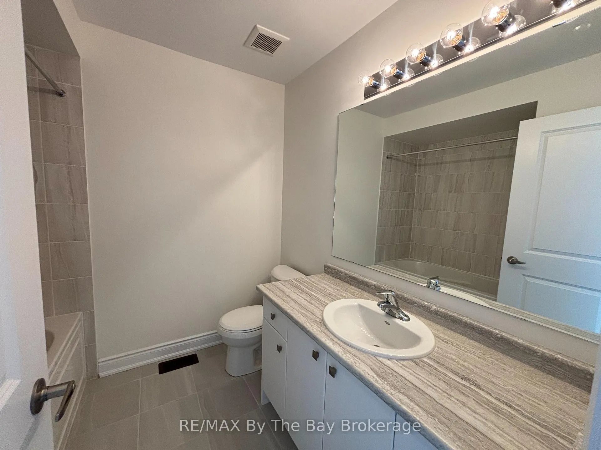 Photo 19 of 15 Carriage Lane, Wasaga Beach — HOMEH