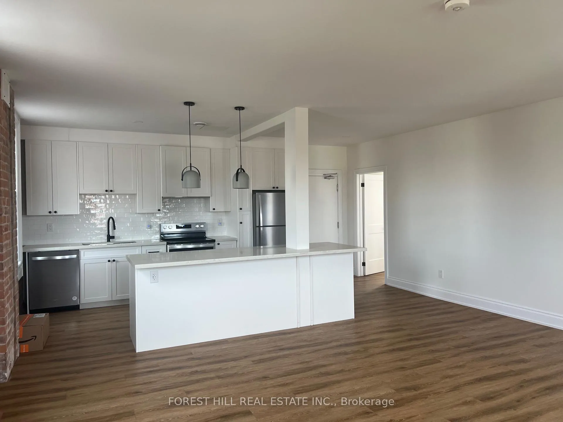 Photo 2 of 8 Essa Road, Barrie, Allandale Centre — HOMEH