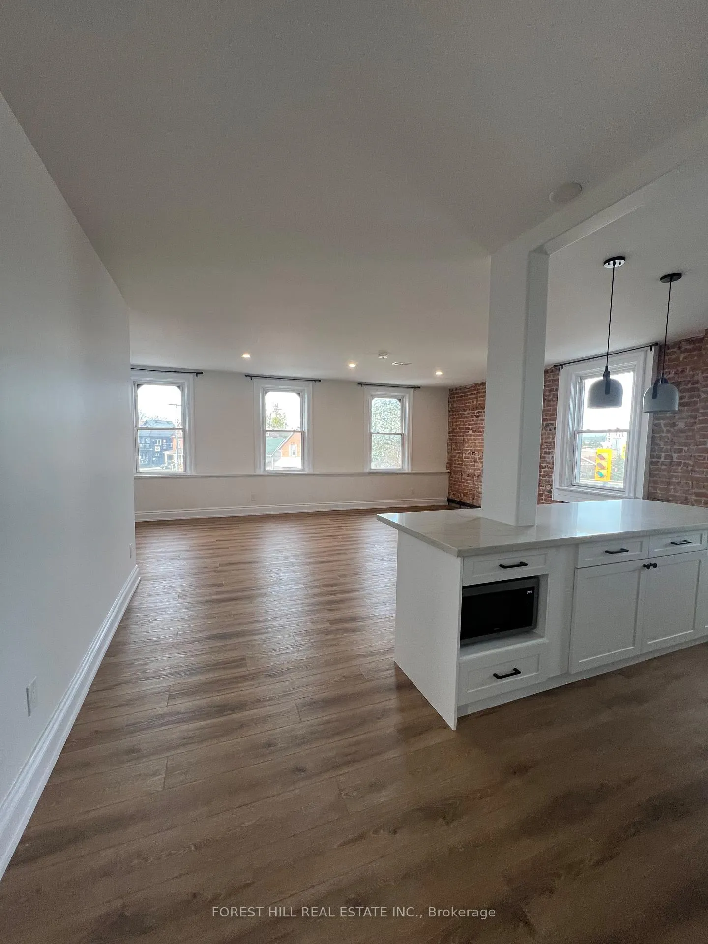 Photo 4 of 8 Essa Road, Barrie, Allandale Centre — HOMEH