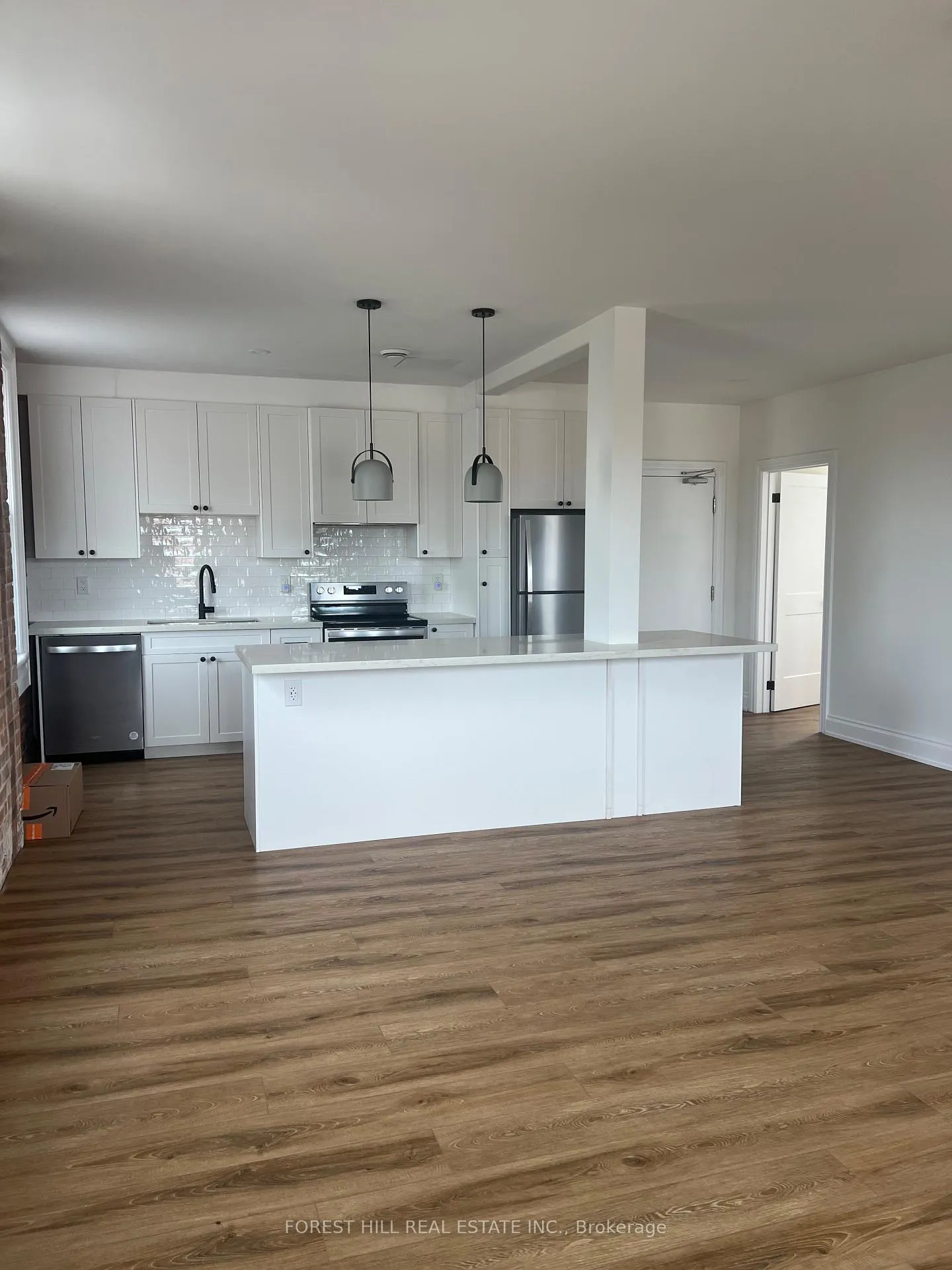 Photo 10 of 8 Essa Road, Barrie, Allandale Centre — HOMEH
