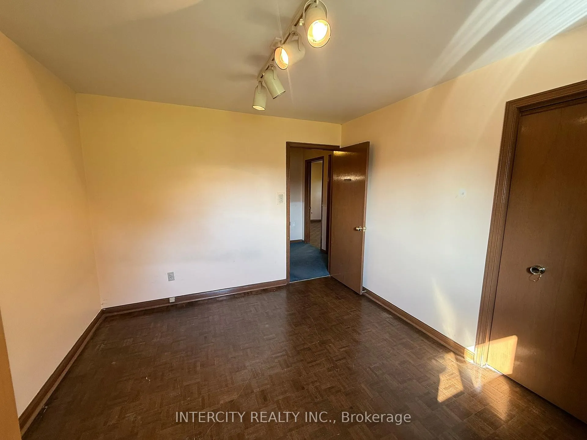 Photo 8 of 18 Glen Cameron Road, Markham, Thornhill — HOMEH