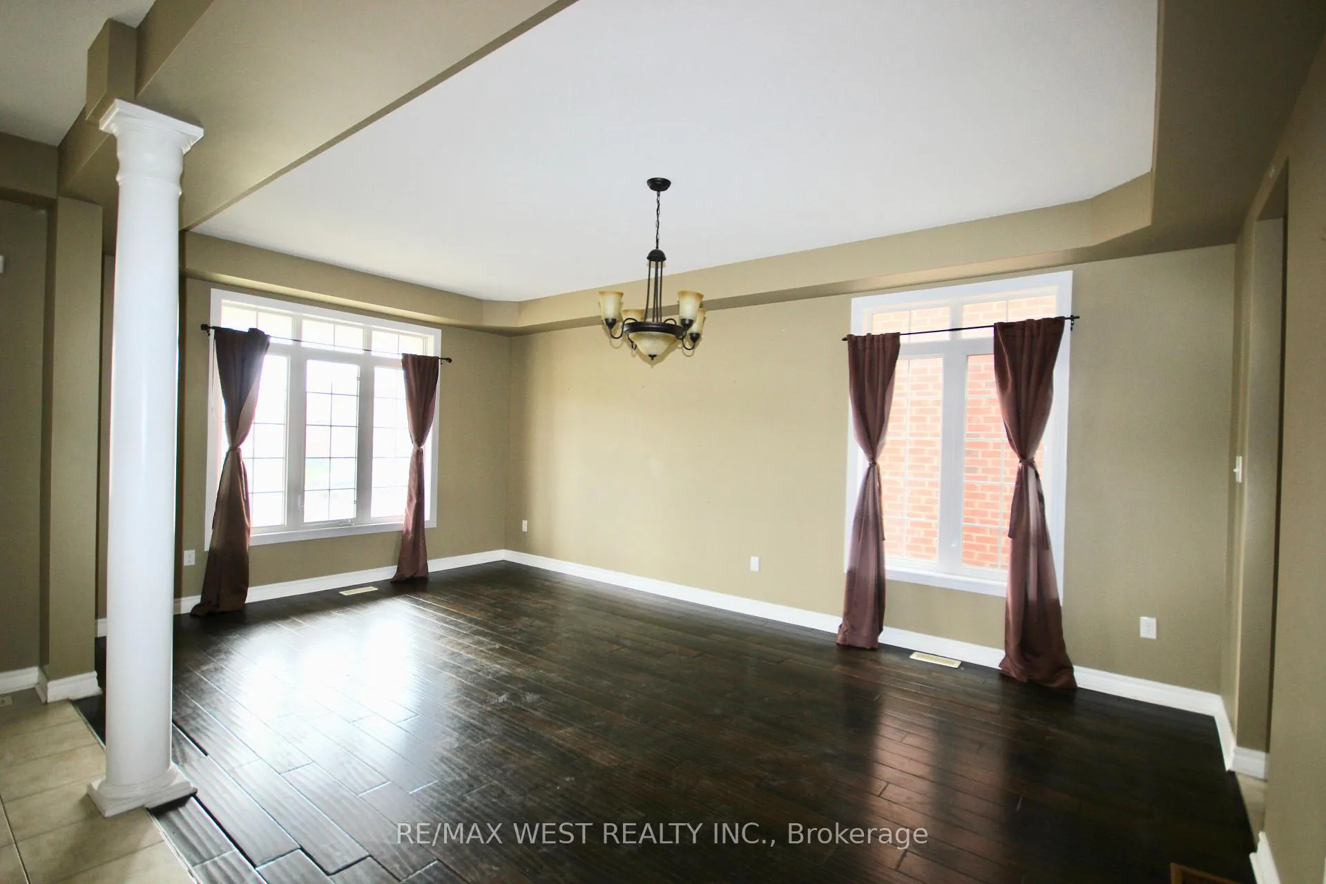 Photo 4 of Unit Main, 152 The Queensway, Barrie, Innis-Shore — HOMEH