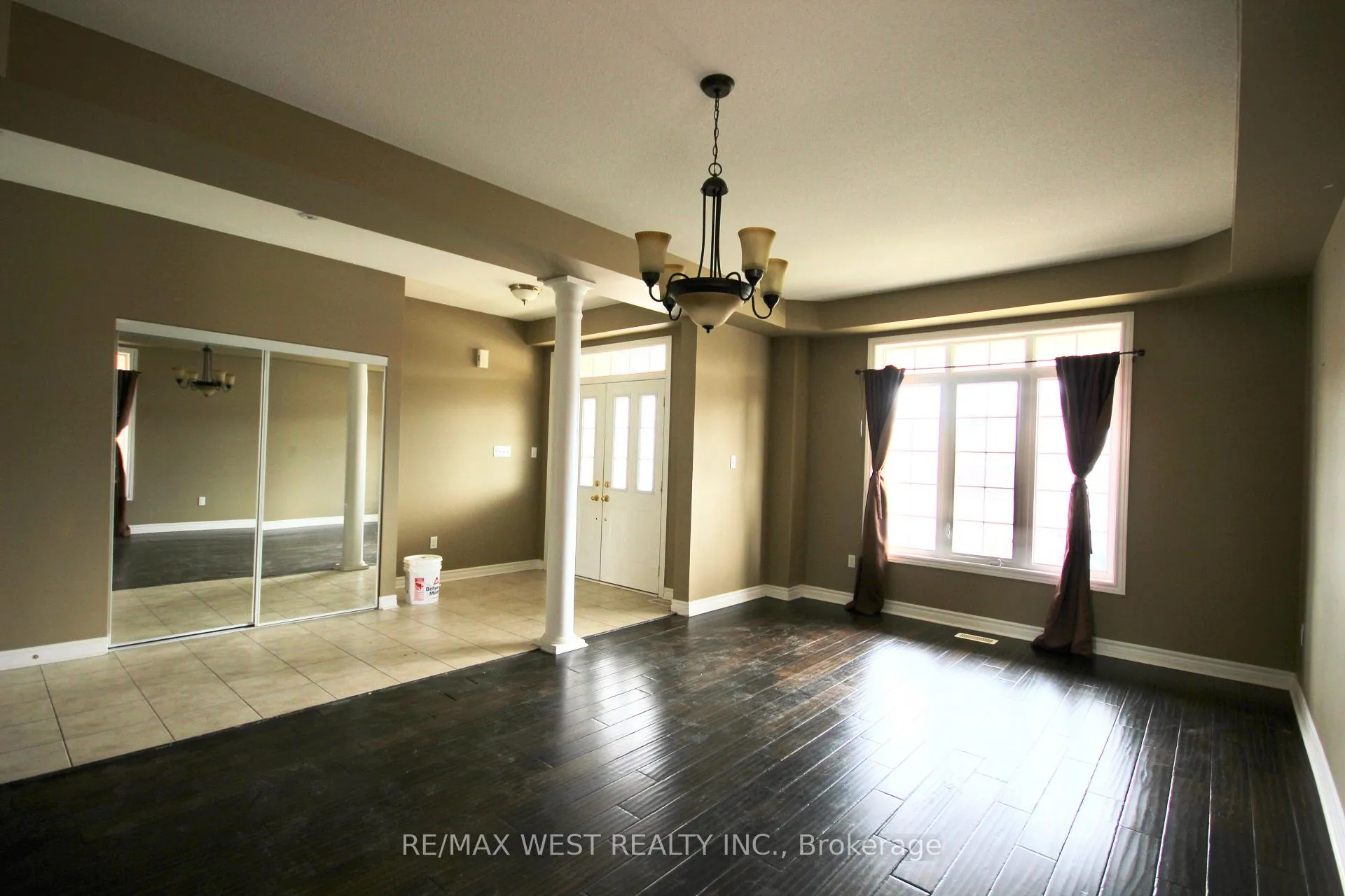 Photo 5 of Unit Main, 152 The Queensway, Barrie, Innis-Shore — HOMEH