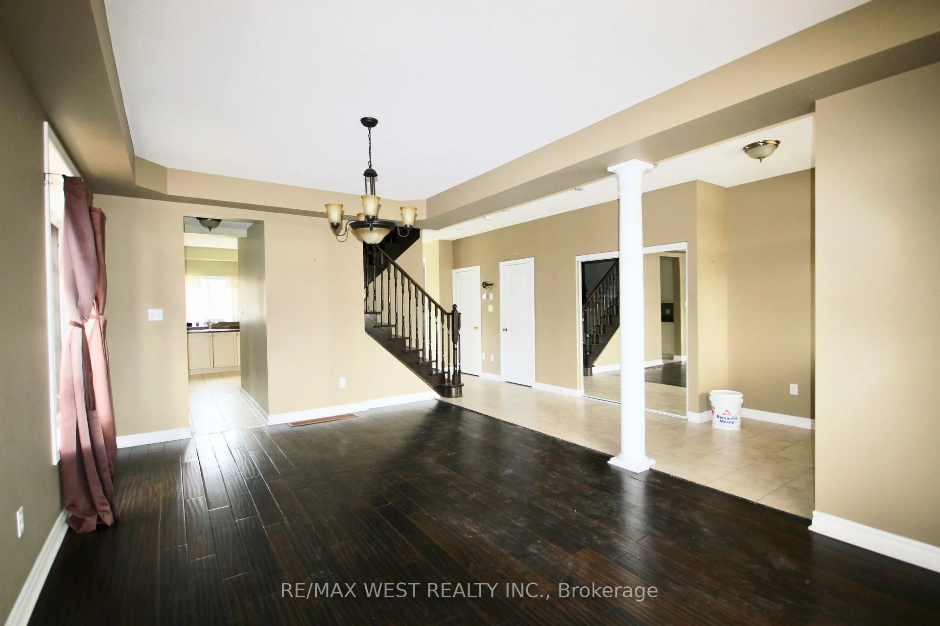 Photo 6 of Unit Main, 152 The Queensway, Barrie, Innis-Shore — HOMEH