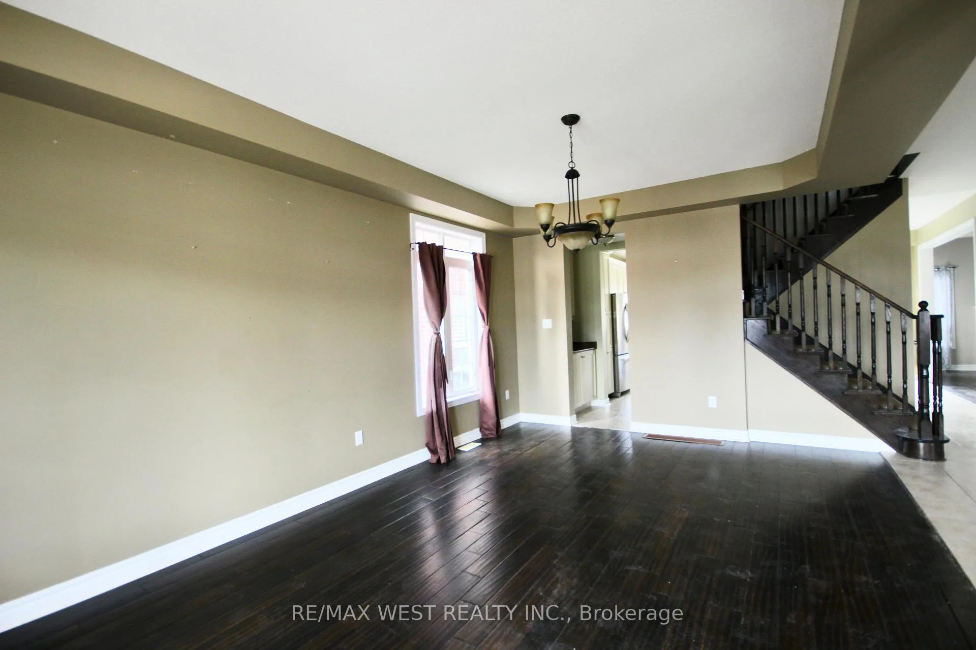 Photo 7 of Unit Main, 152 The Queensway, Barrie, Innis-Shore — HOMEH