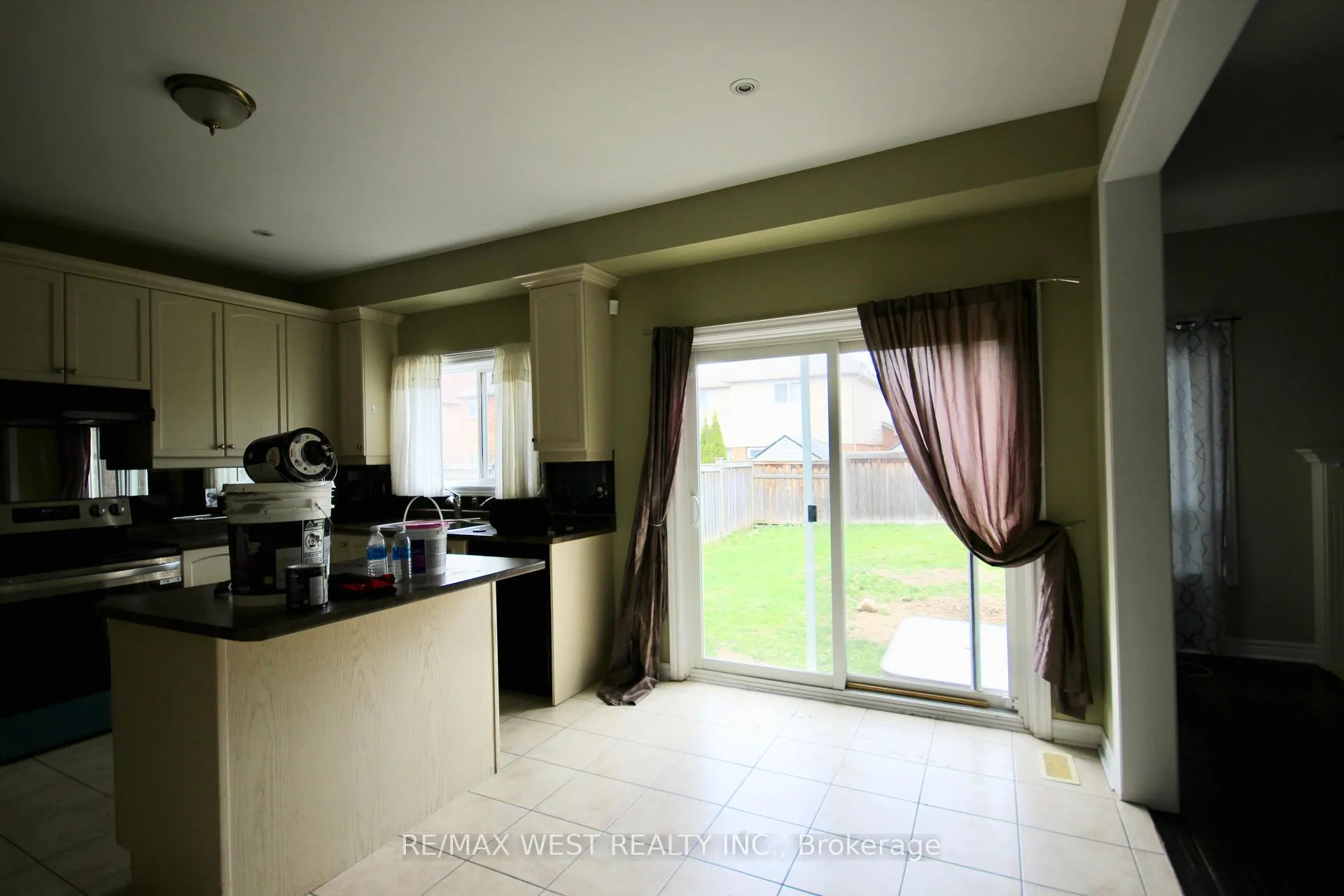 Photo 9 of Unit Main, 152 The Queensway, Barrie, Innis-Shore — HOMEH