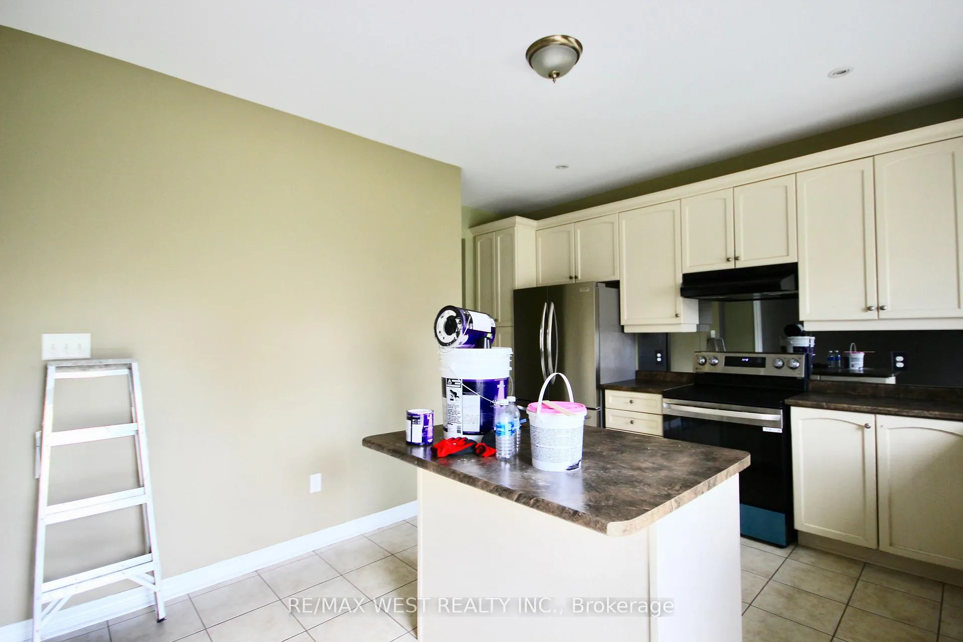 Photo 10 of Unit Main, 152 The Queensway, Barrie, Innis-Shore — HOMEH
