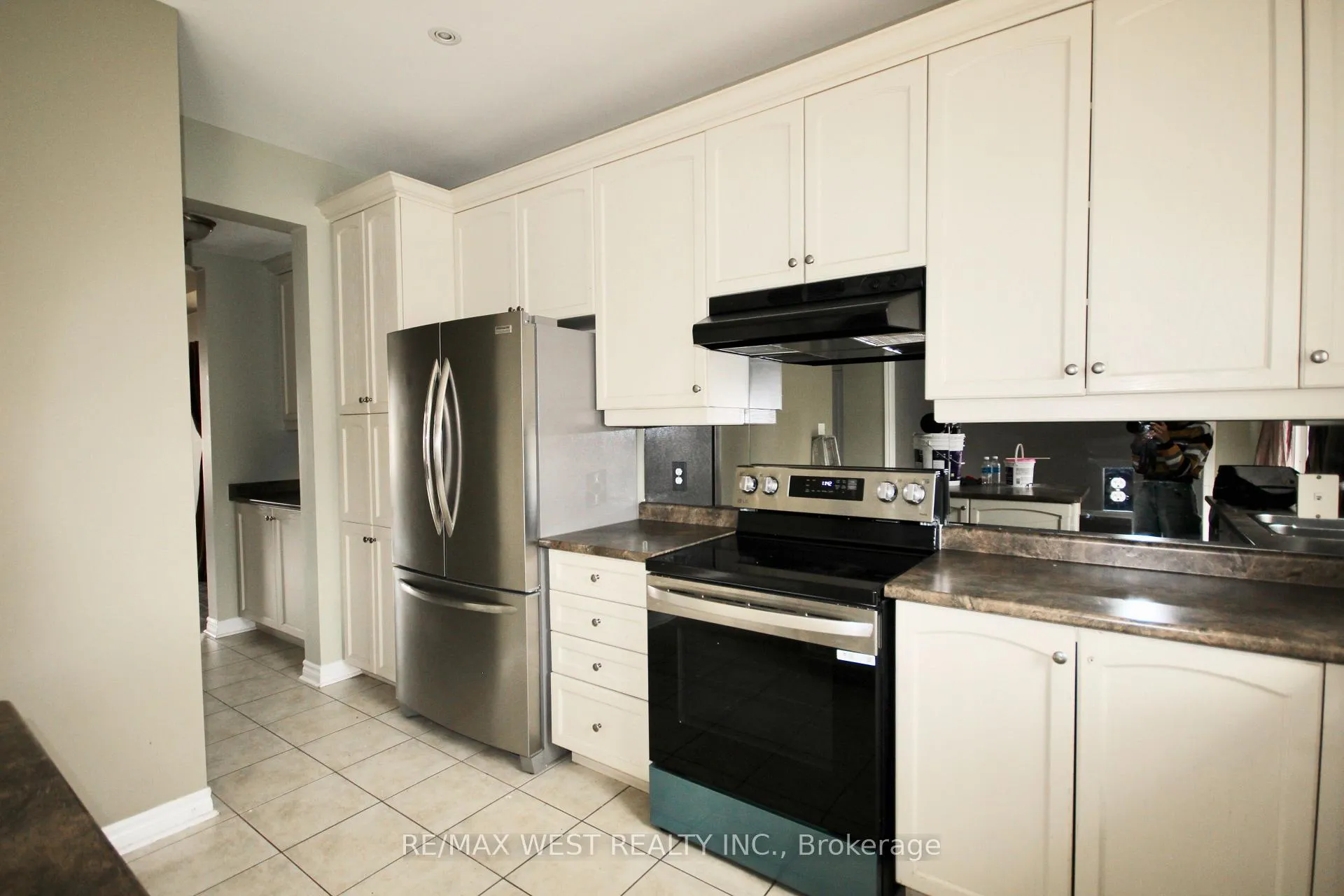 Photo 11 of Unit Main, 152 The Queensway, Barrie, Innis-Shore — HOMEH