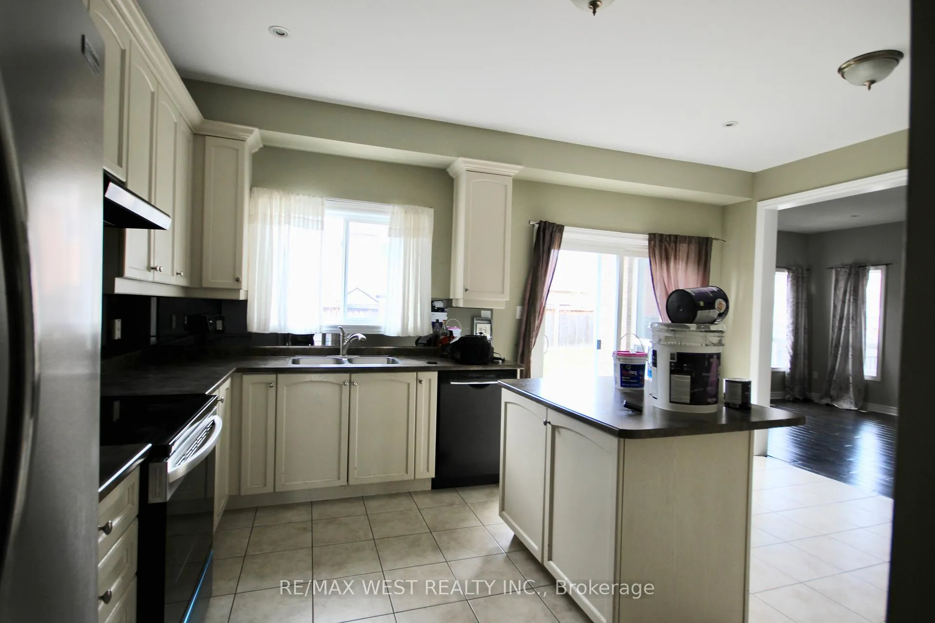 Photo 13 of Unit Main, 152 The Queensway, Barrie, Innis-Shore — HOMEH
