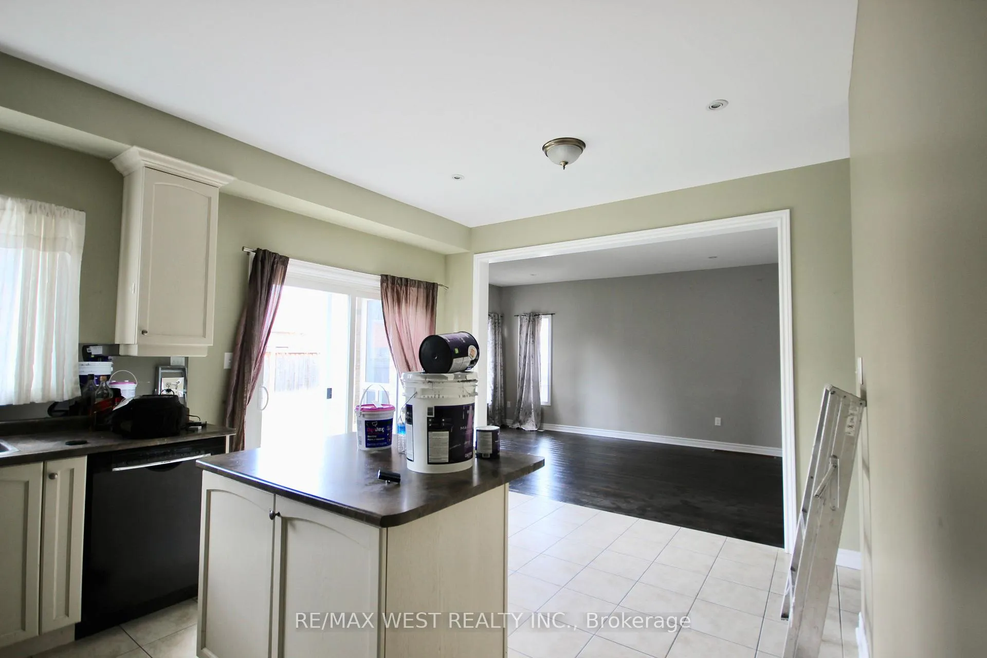 Photo 14 of Unit Main, 152 The Queensway, Barrie, Innis-Shore — HOMEH
