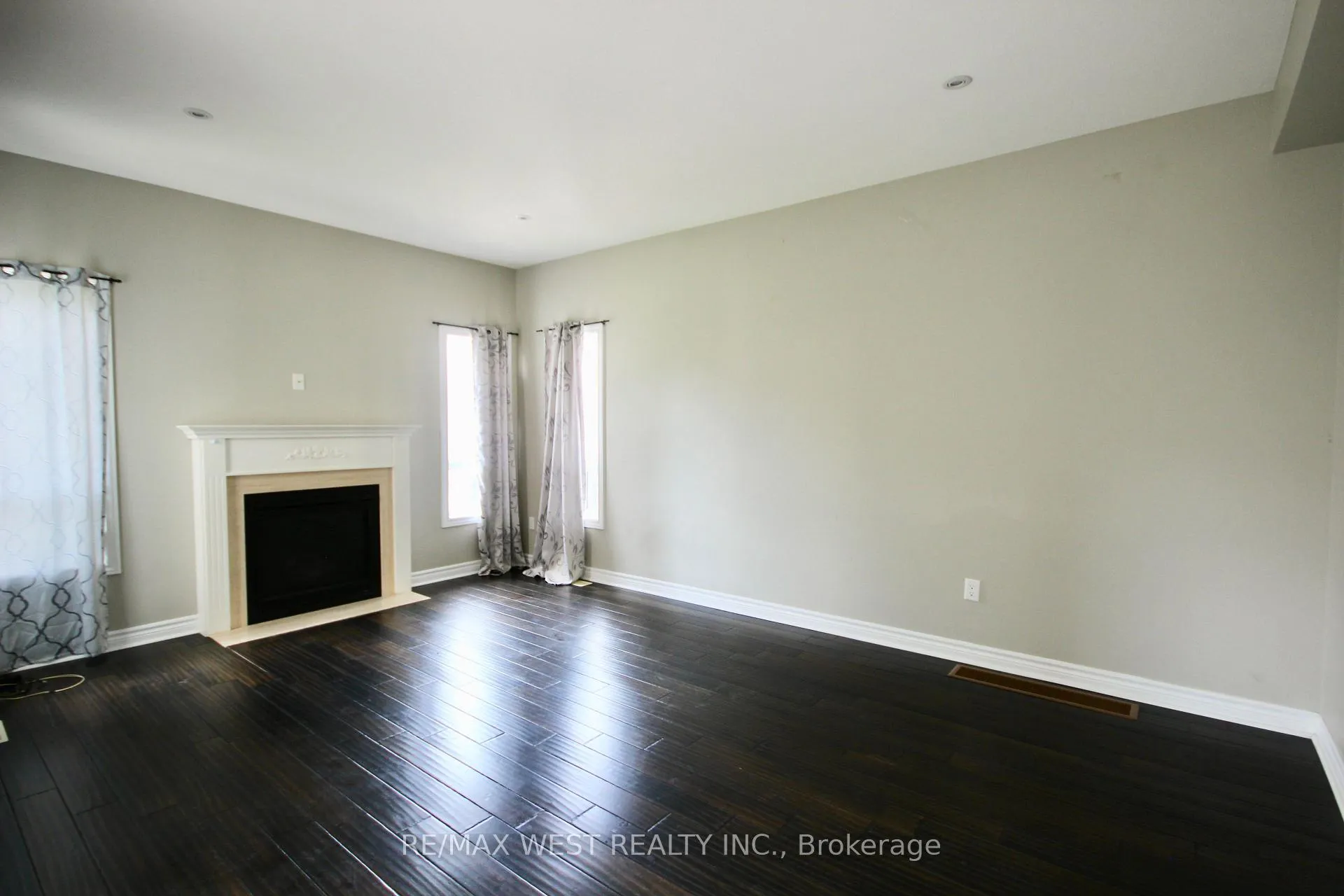 Photo 15 of Unit Main, 152 The Queensway, Barrie, Innis-Shore — HOMEH
