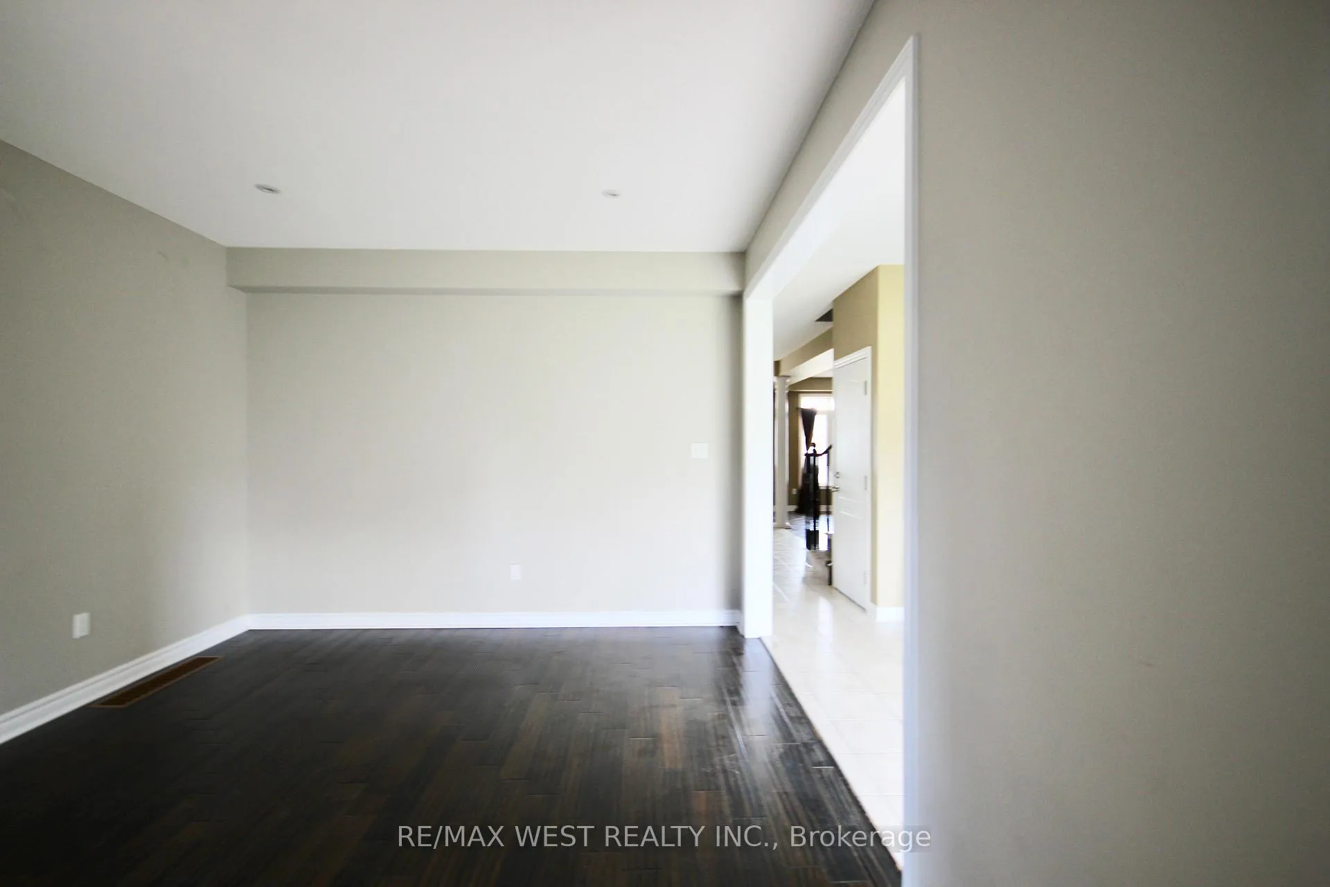 Photo 17 of Unit Main, 152 The Queensway, Barrie, Innis-Shore — HOMEH