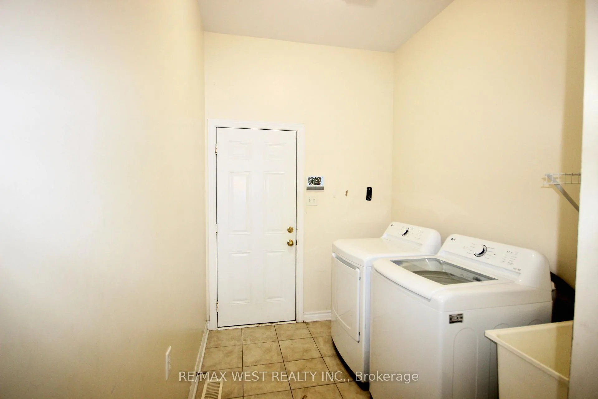 Photo 18 of Unit Main, 152 The Queensway, Barrie, Innis-Shore — HOMEH