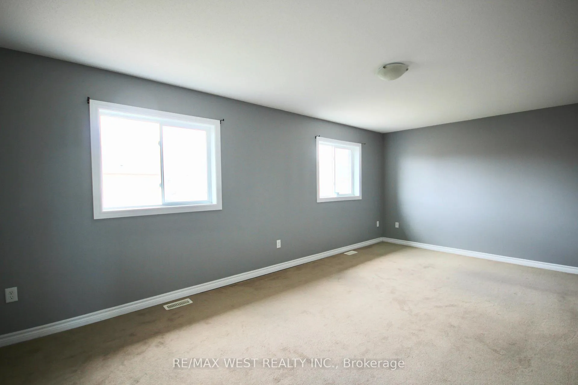 Photo 19 of Unit Main, 152 The Queensway, Barrie, Innis-Shore — HOMEH