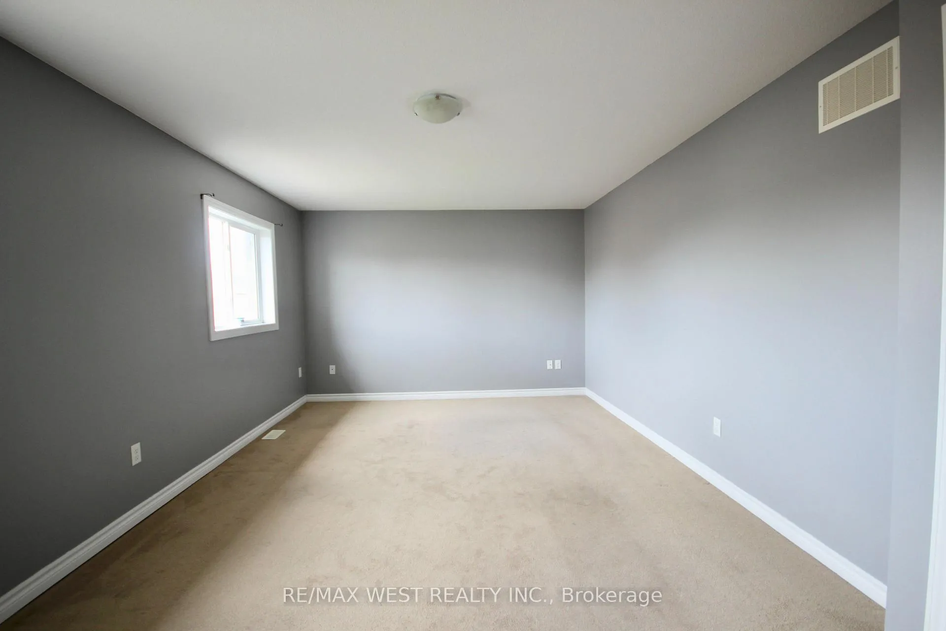Photo 20 of Unit Main, 152 The Queensway, Barrie, Innis-Shore — HOMEH