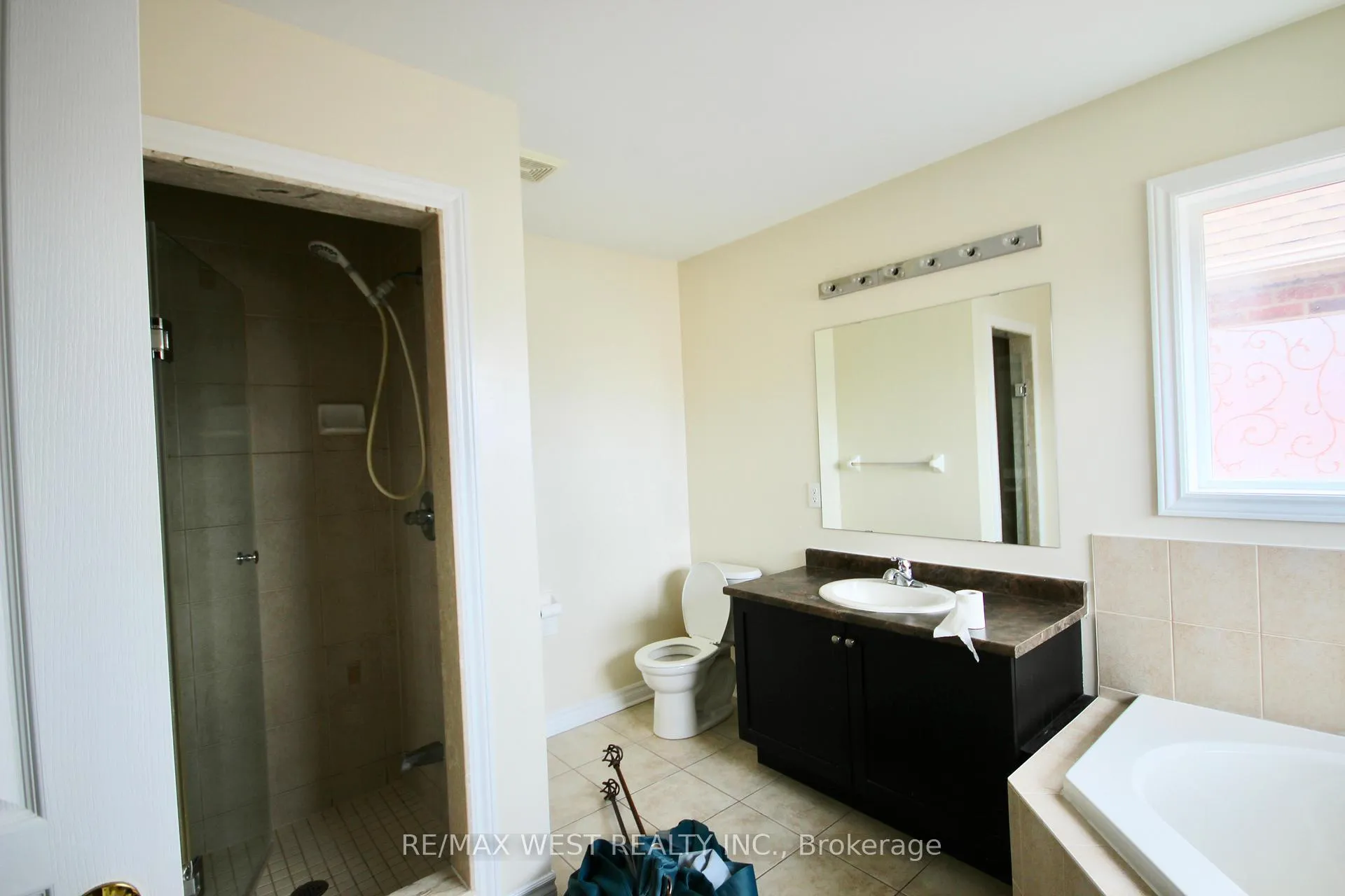 Photo 21 of Unit Main, 152 The Queensway, Barrie, Innis-Shore — HOMEH