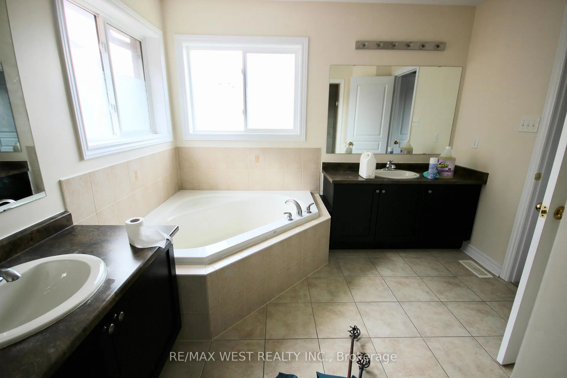 Photo 22 of Unit Main, 152 The Queensway, Barrie, Innis-Shore — HOMEH