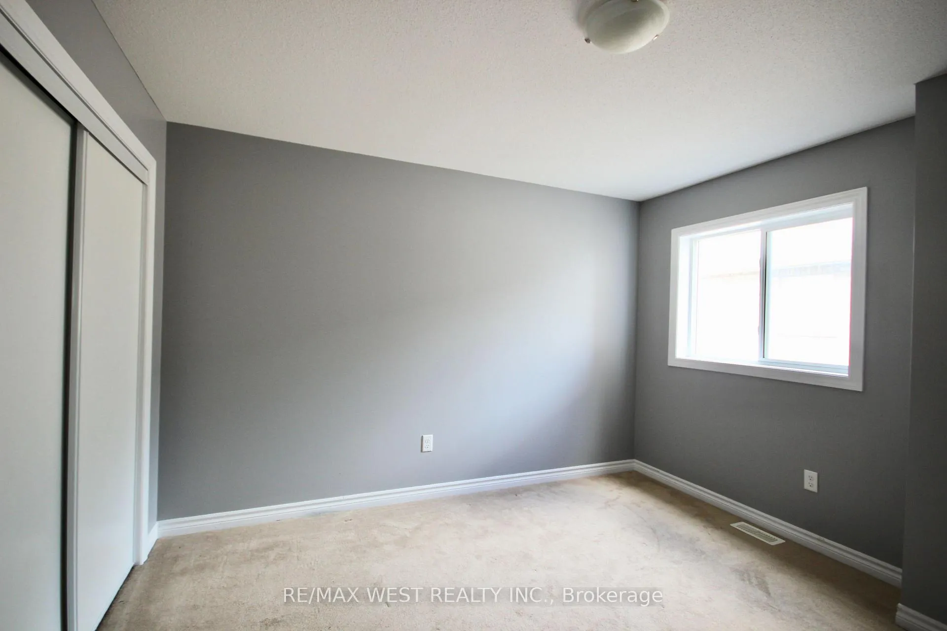 Photo 25 of Unit Main, 152 The Queensway, Barrie, Innis-Shore — HOMEH