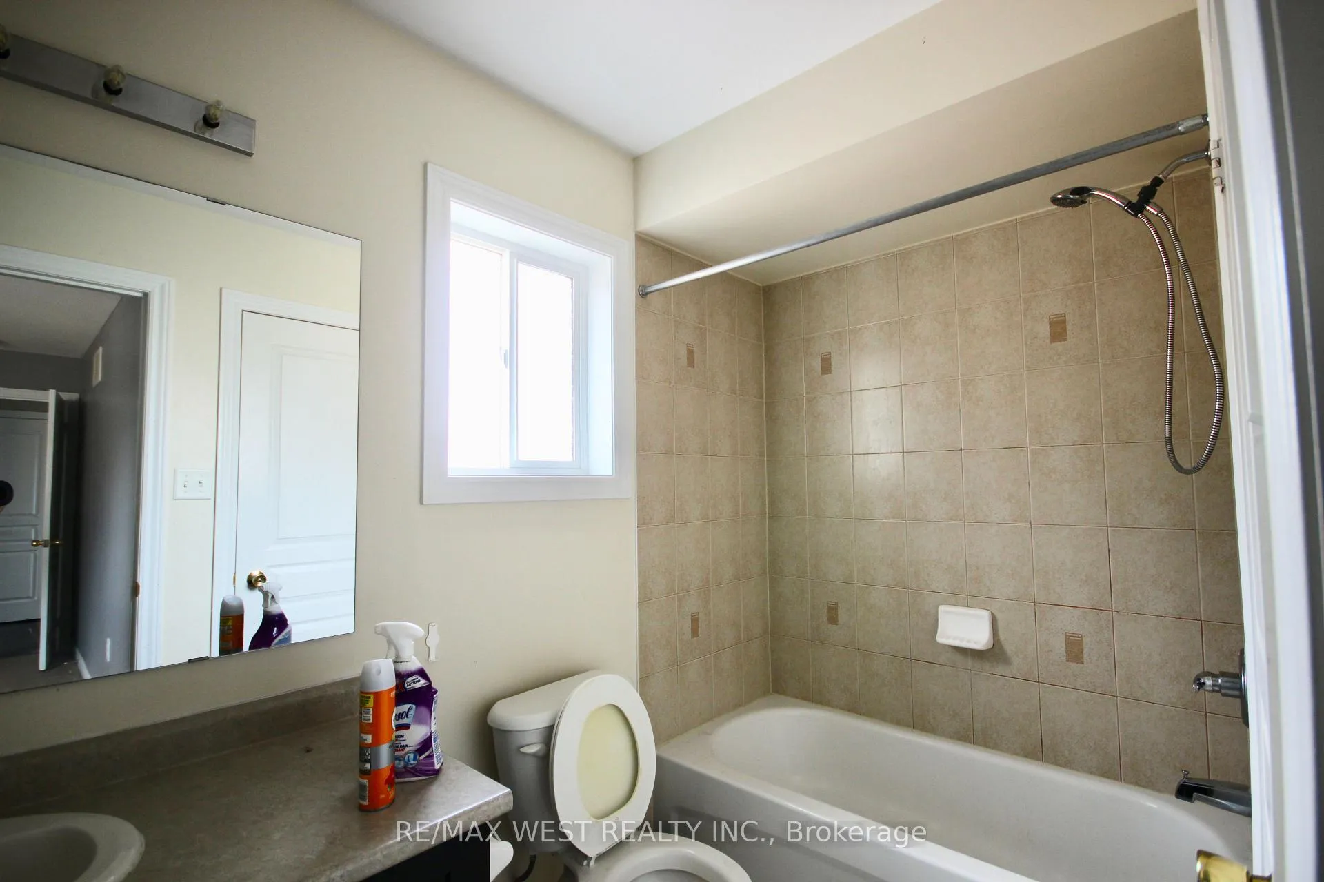 Photo 27 of Unit Main, 152 The Queensway, Barrie, Innis-Shore — HOMEH