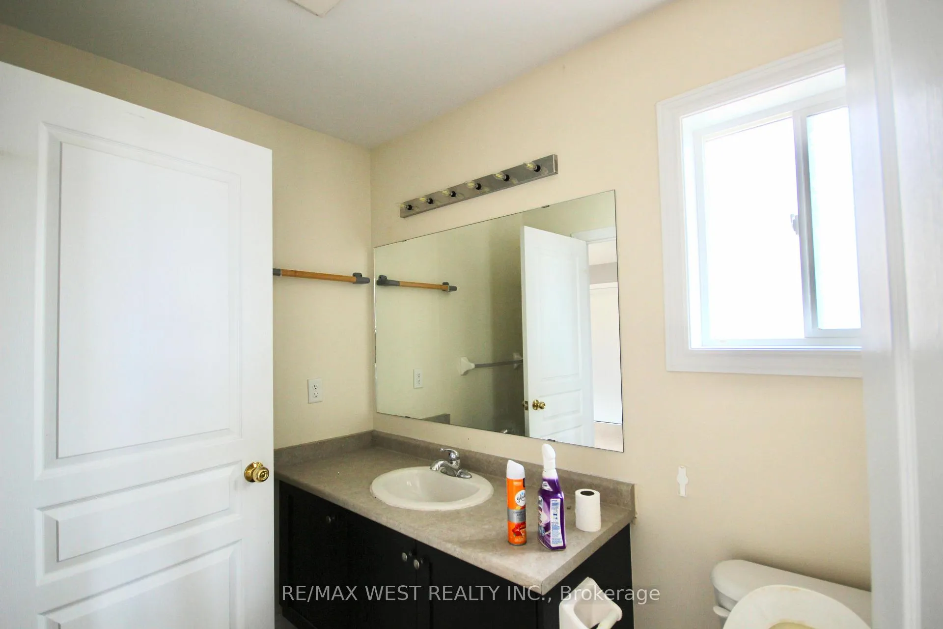 Photo 28 of Unit Main, 152 The Queensway, Barrie, Innis-Shore — HOMEH